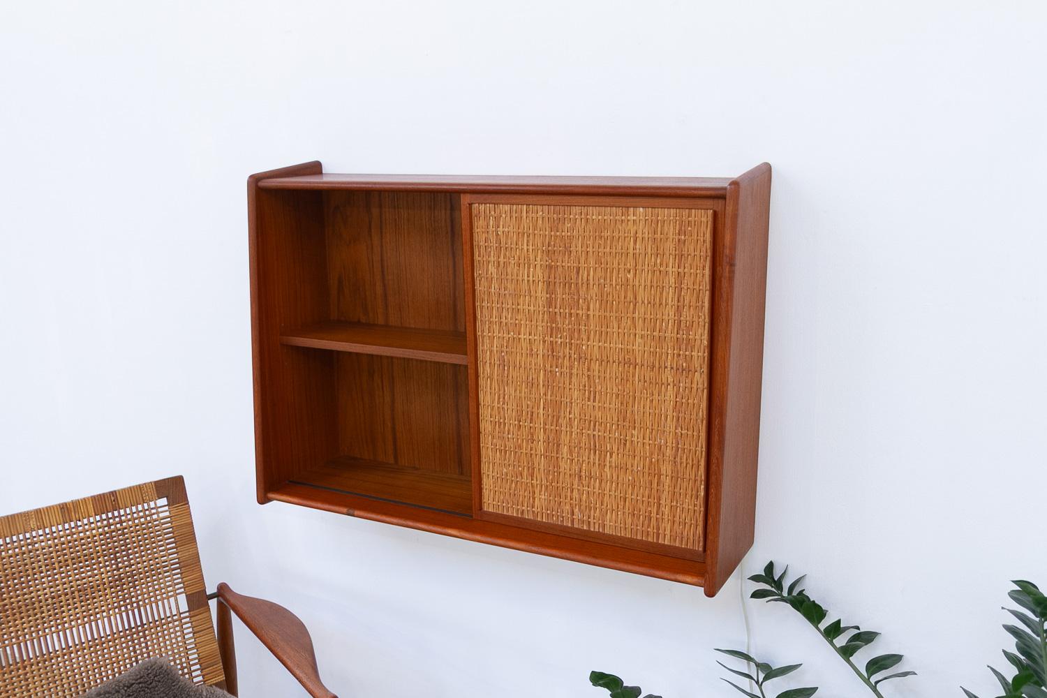 Dänischer Wandwaschtisch aus Teak und Rohr mit Spiegel, 1960er Jahre. im Angebot 12