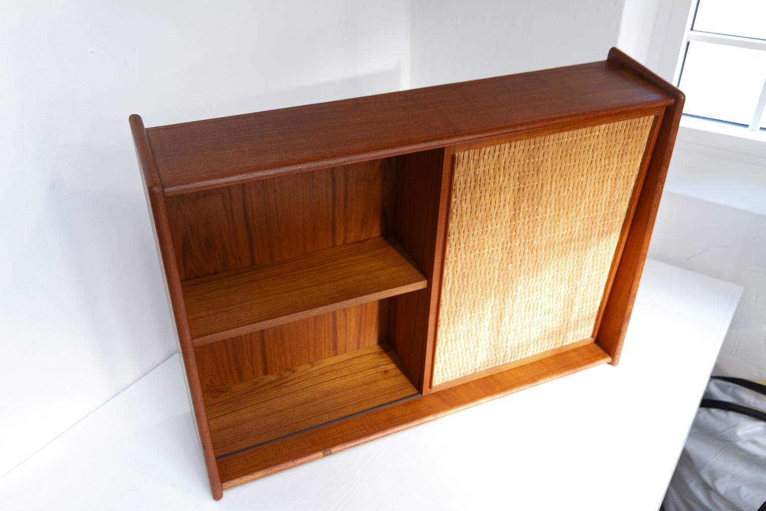 Dänischer Wandwaschtisch aus Teak und Rohr mit Spiegel, 1960er Jahre. (Moderne der Mitte des Jahrhunderts) im Angebot
