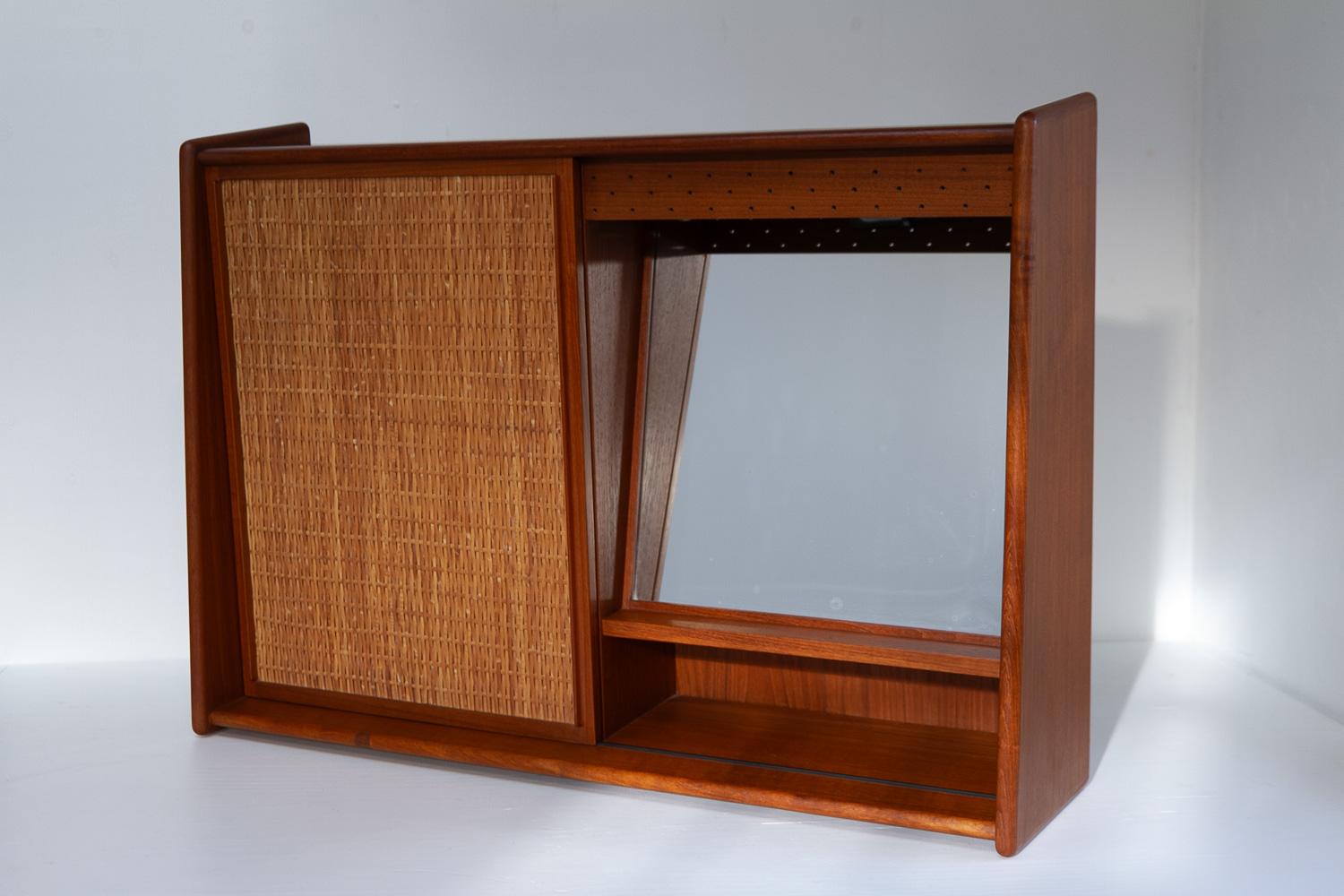 Dänischer Wandwaschtisch aus Teak und Rohr mit Spiegel, 1960er Jahre. im Zustand „Gut“ im Angebot in Asaa, DK