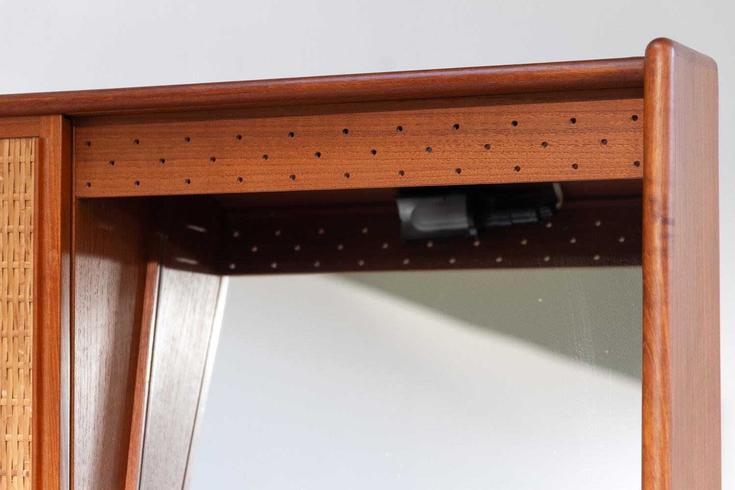 Dänischer Wandwaschtisch aus Teak und Rohr mit Spiegel, 1960er Jahre. (Mitte des 20. Jahrhunderts) im Angebot