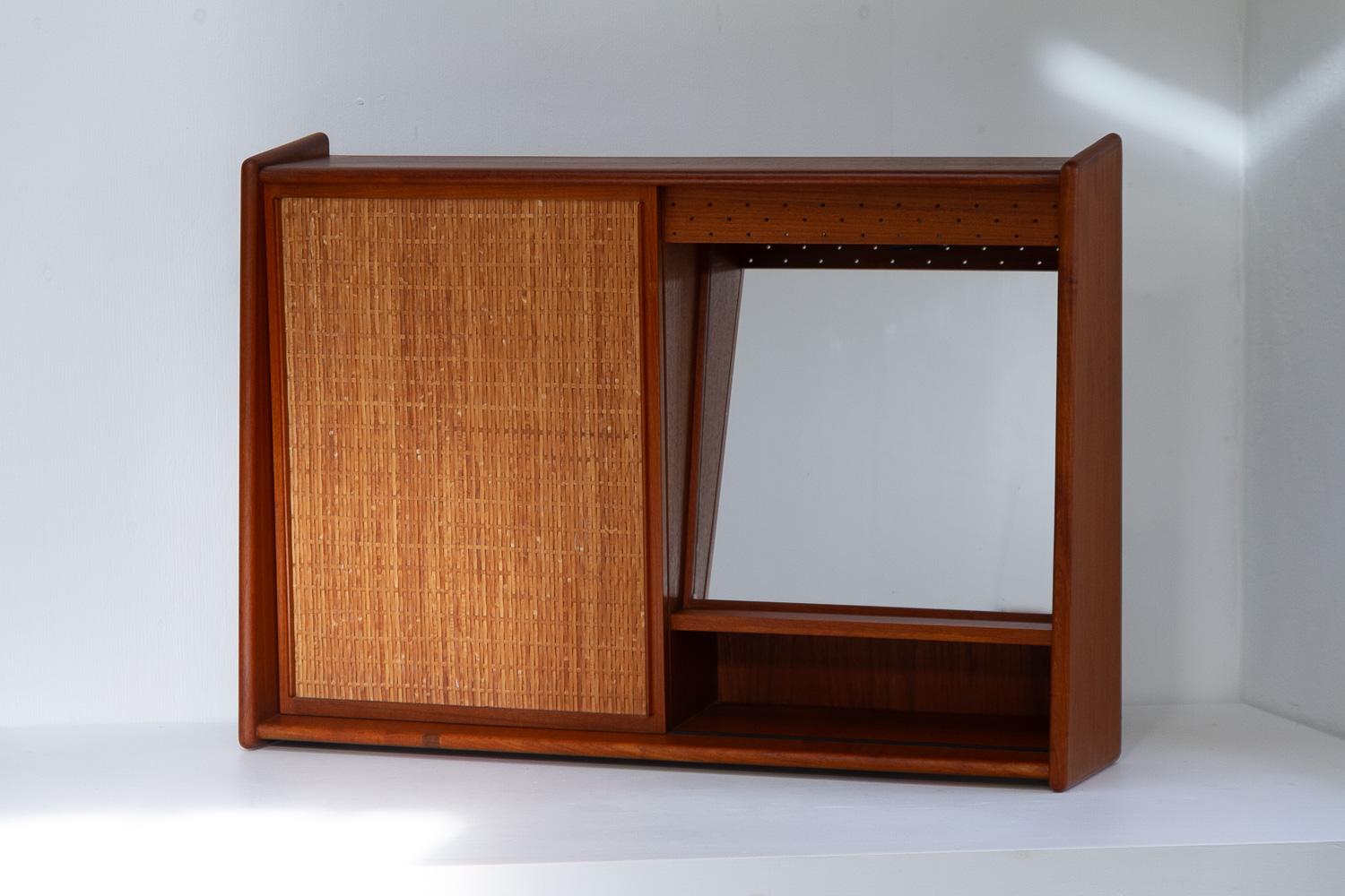 Dänischer Wandwaschtisch aus Teak und Rohr mit Spiegel, 1960er Jahre. (Gehstock) im Angebot