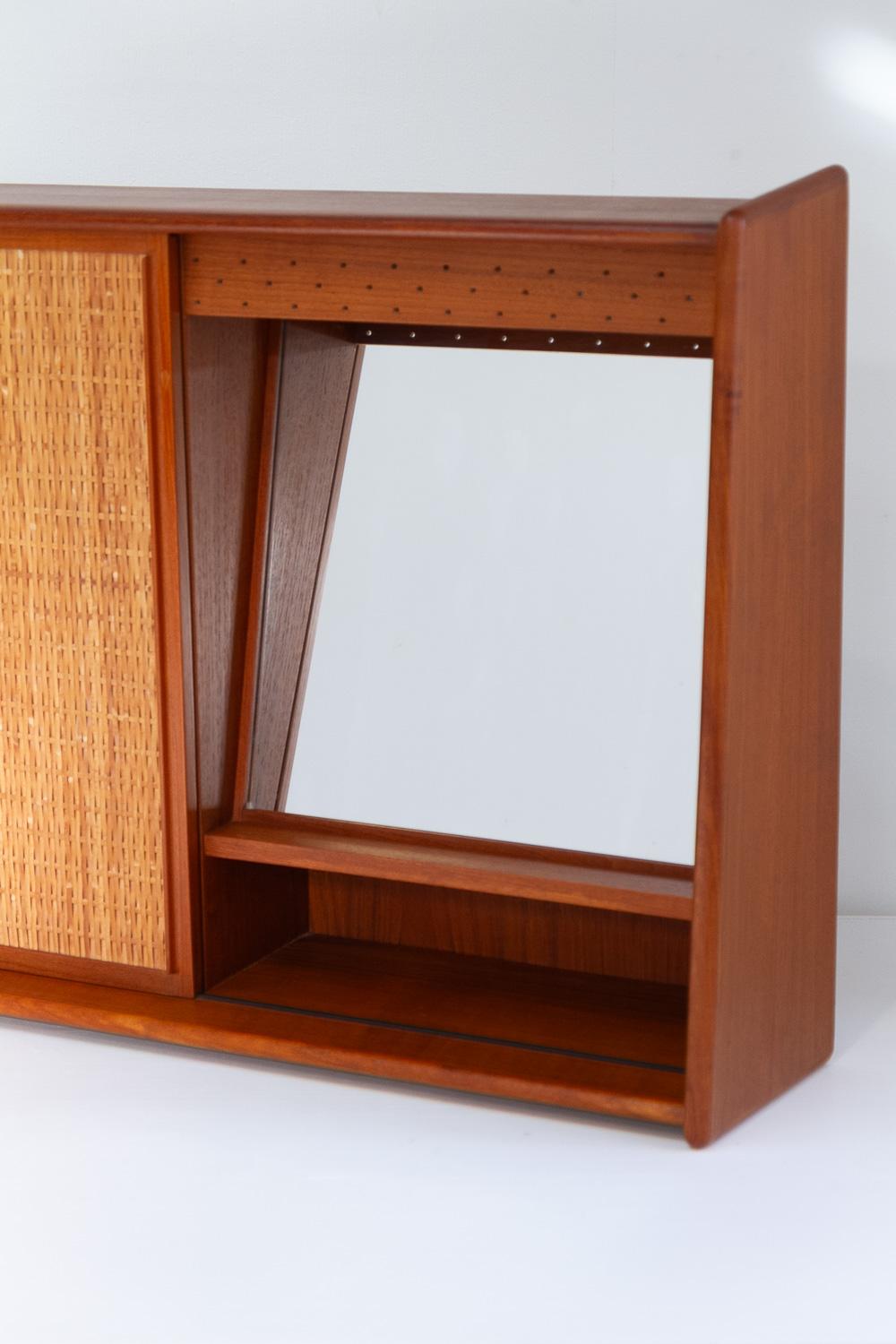 Dänischer Wandwaschtisch aus Teak und Rohr mit Spiegel, 1960er Jahre. im Angebot 1