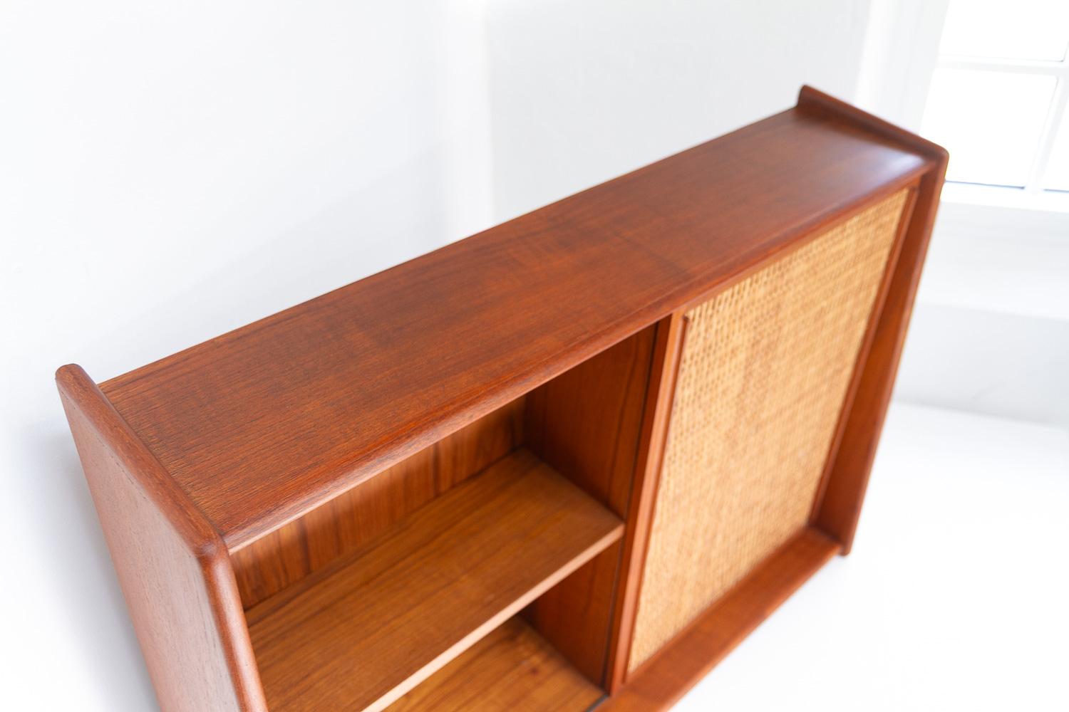 Dänischer Wandwaschtisch aus Teak und Rohr mit Spiegel, 1960er Jahre. im Angebot 2