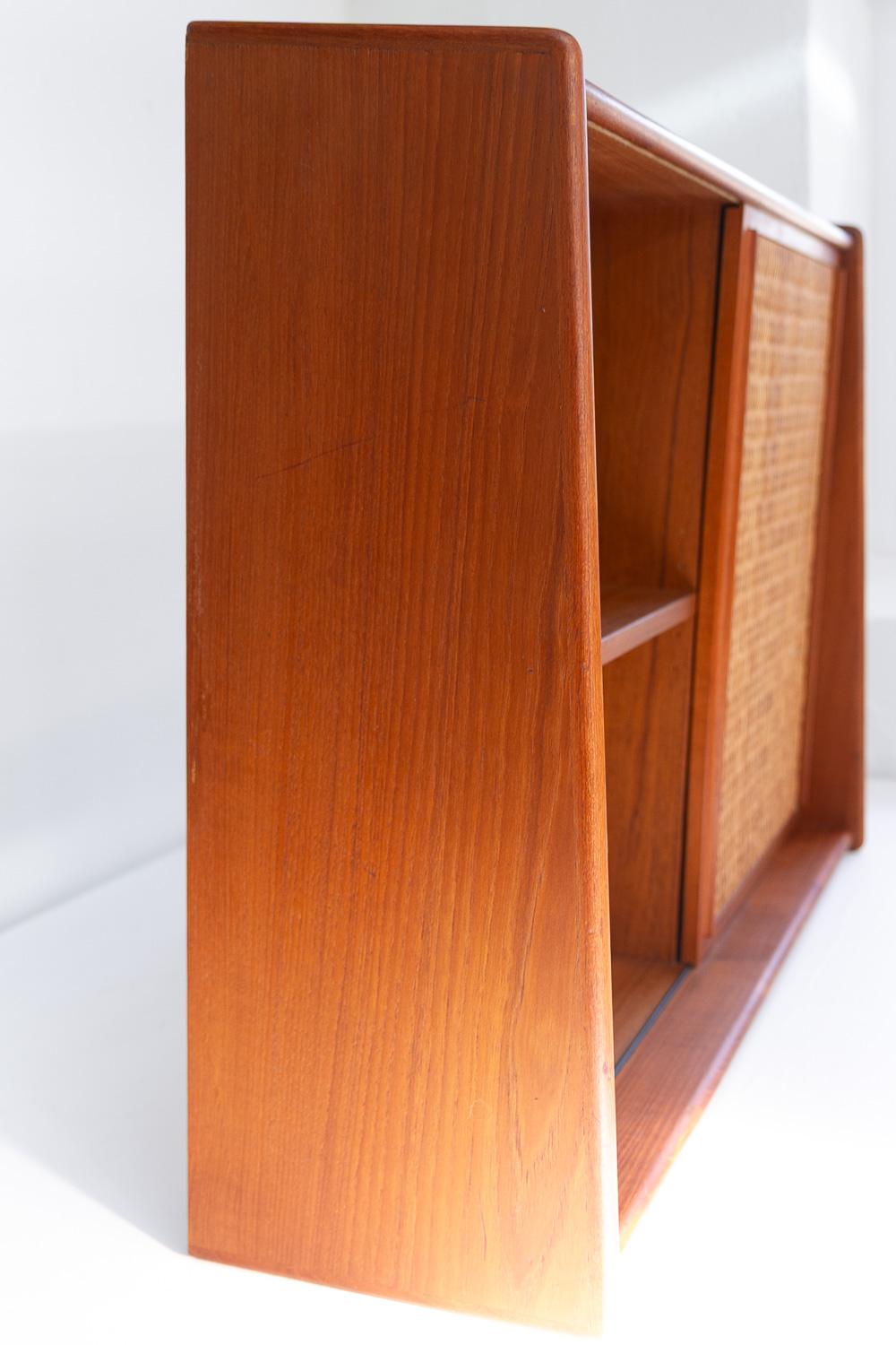 Dänischer Wandwaschtisch aus Teak und Rohr mit Spiegel, 1960er Jahre. im Angebot 3