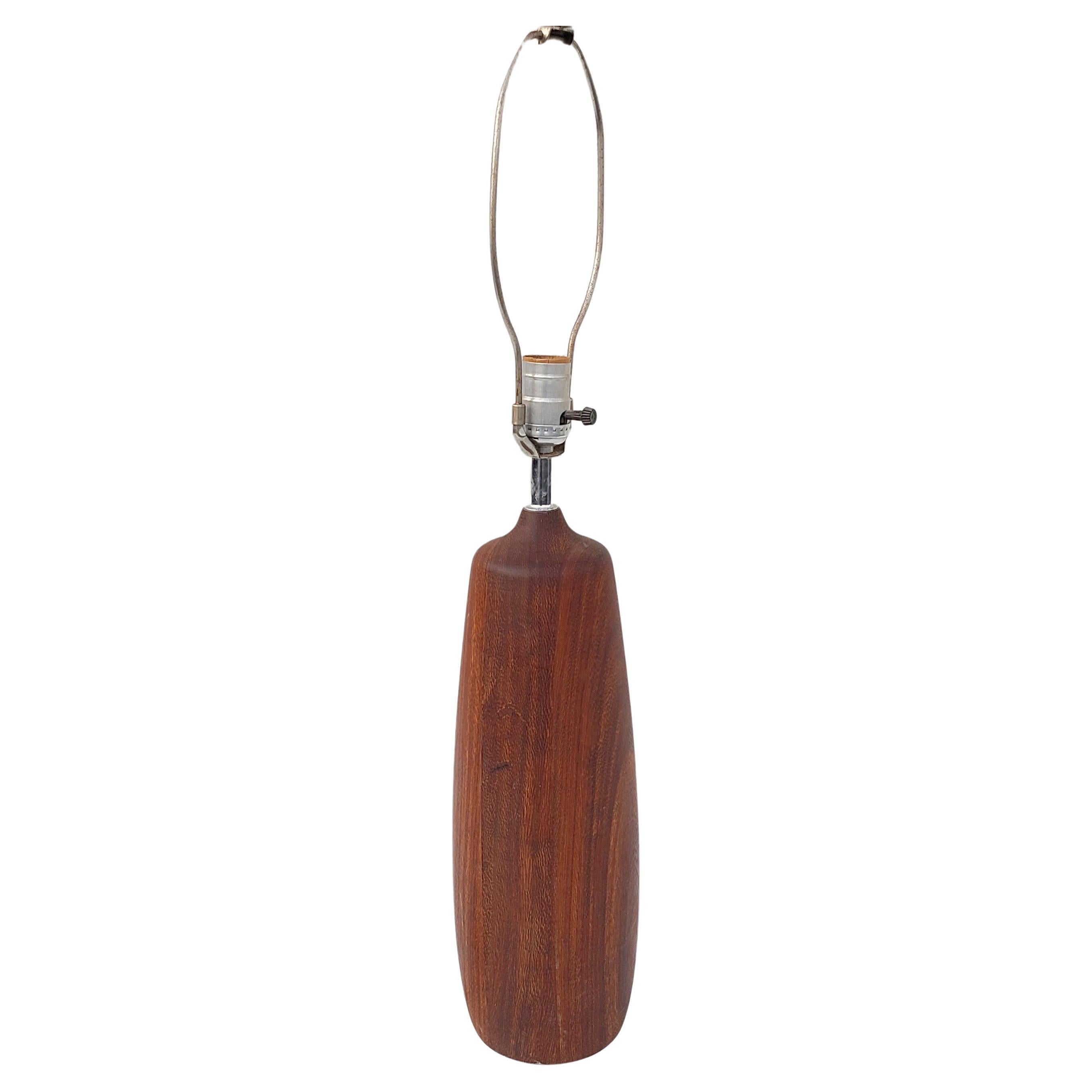 Bitte senden Sie uns eine Nachricht für ein kostengünstiges Angebot für den Versand an Ihren Standort.


Mid-Century Modern Lampe. Teakholz mit Chromakzenten. Scheint dänisch zu sein.
    