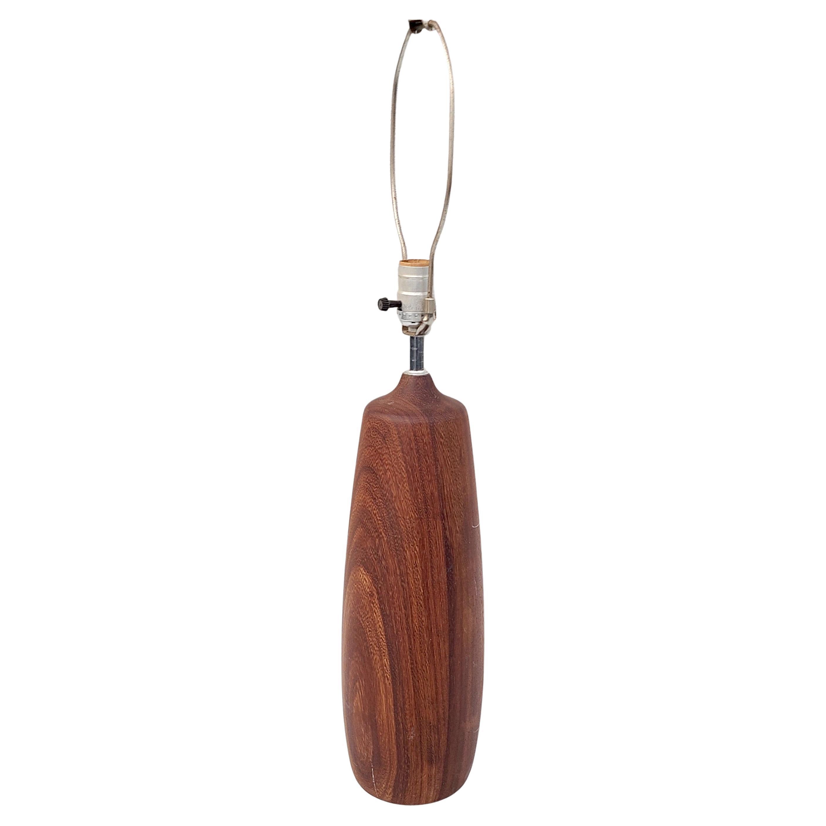 Dänische dänische Tischlampe aus Teakholz und Chrom im Zustand „Gut“ im Angebot in Fraser, MI