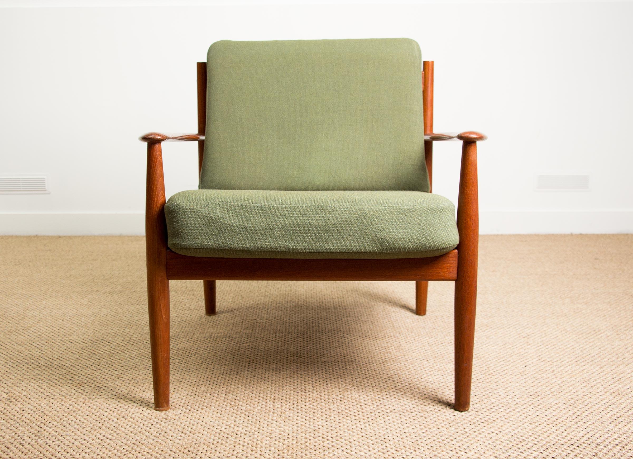 Superb Scandinavian armchair, very comfortable with its original green Kvadrat fabric. Very elegant design, refined woodwork. Referenced at the Design Museum Denmark under No. RP13285.