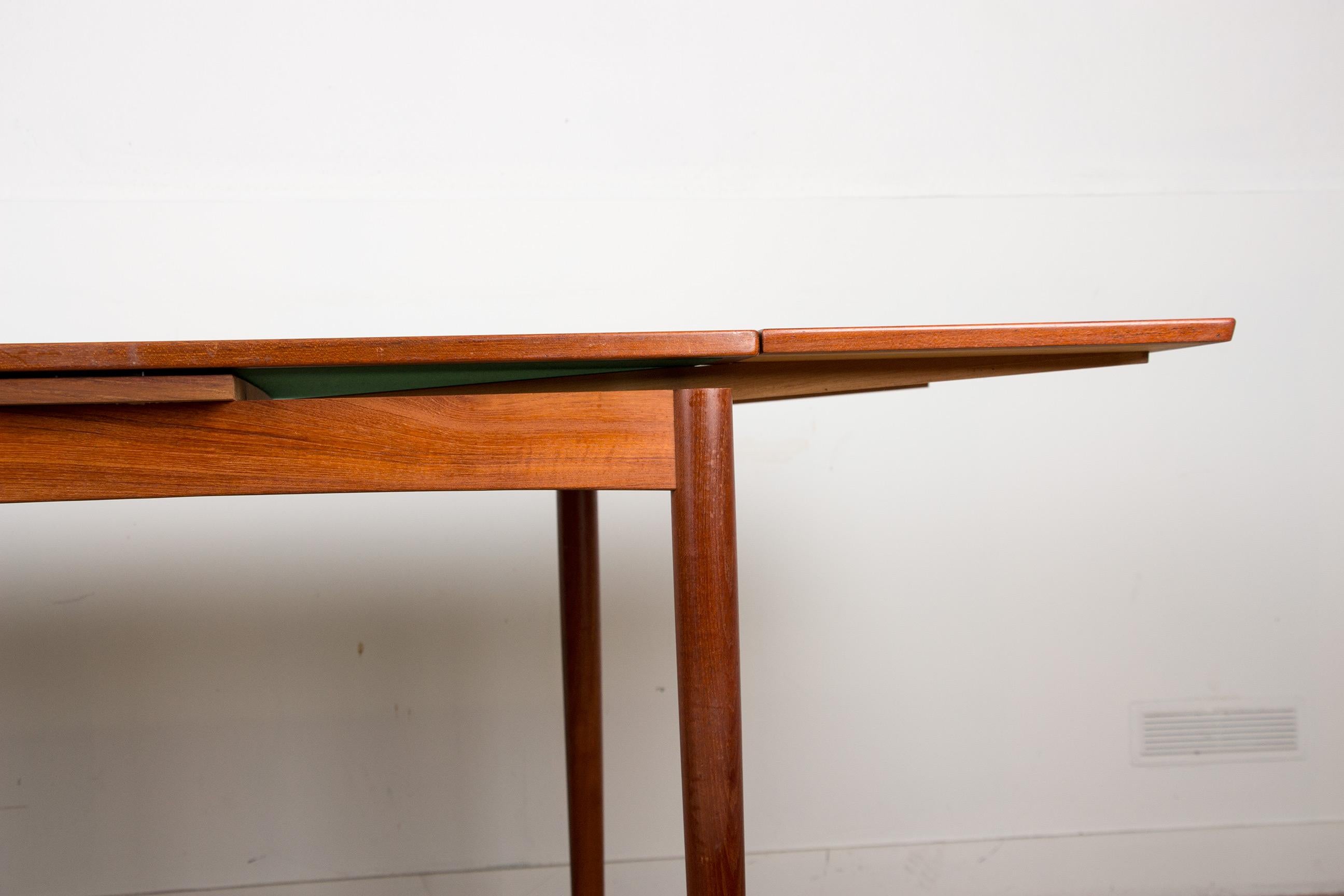 Mesa danesa de teca y fieltro, extensible y reversible, comedor o juegos Hundevad. en venta 6