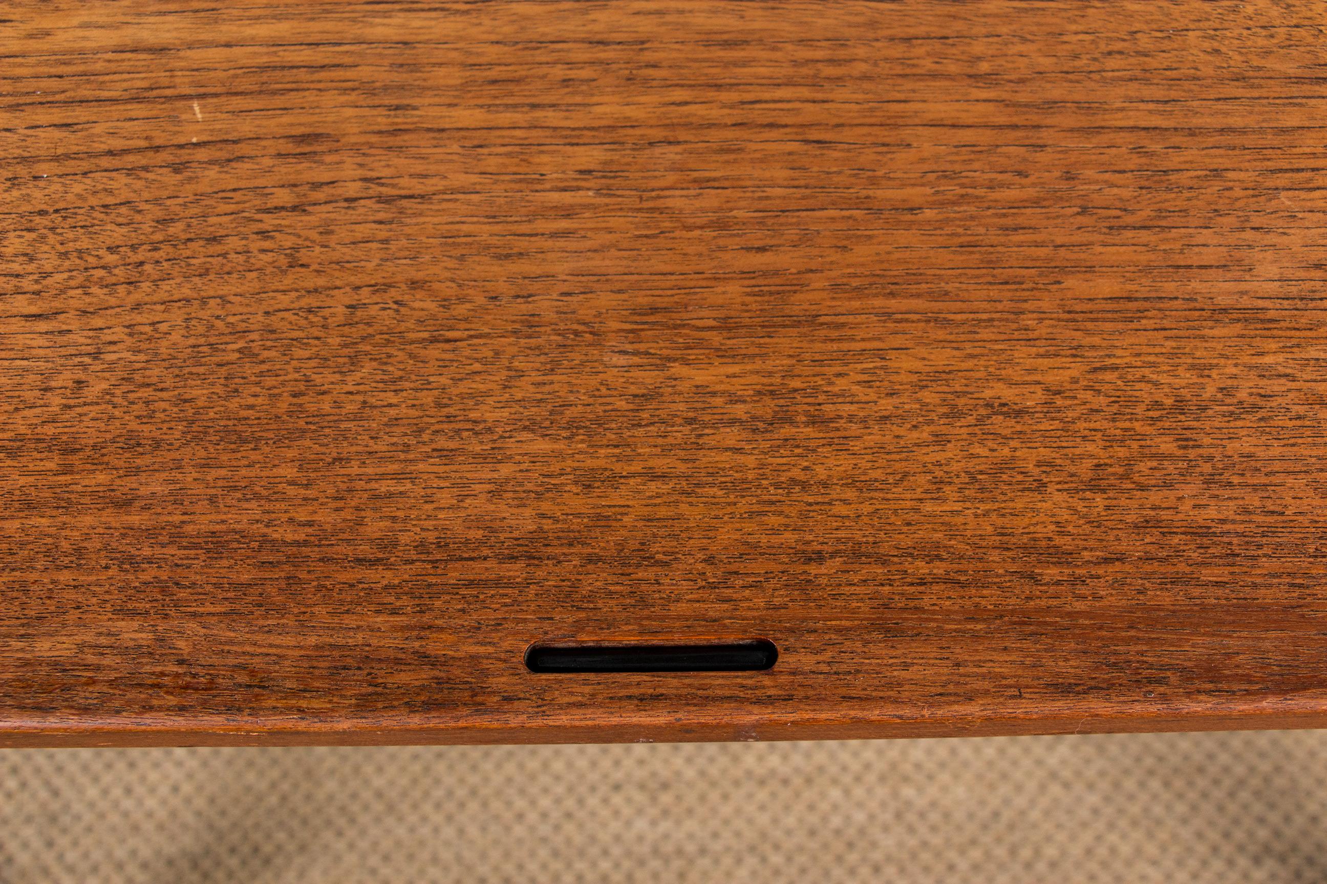Mesa danesa de teca y fieltro, extensible y reversible, comedor o juegos Hundevad. en venta 2