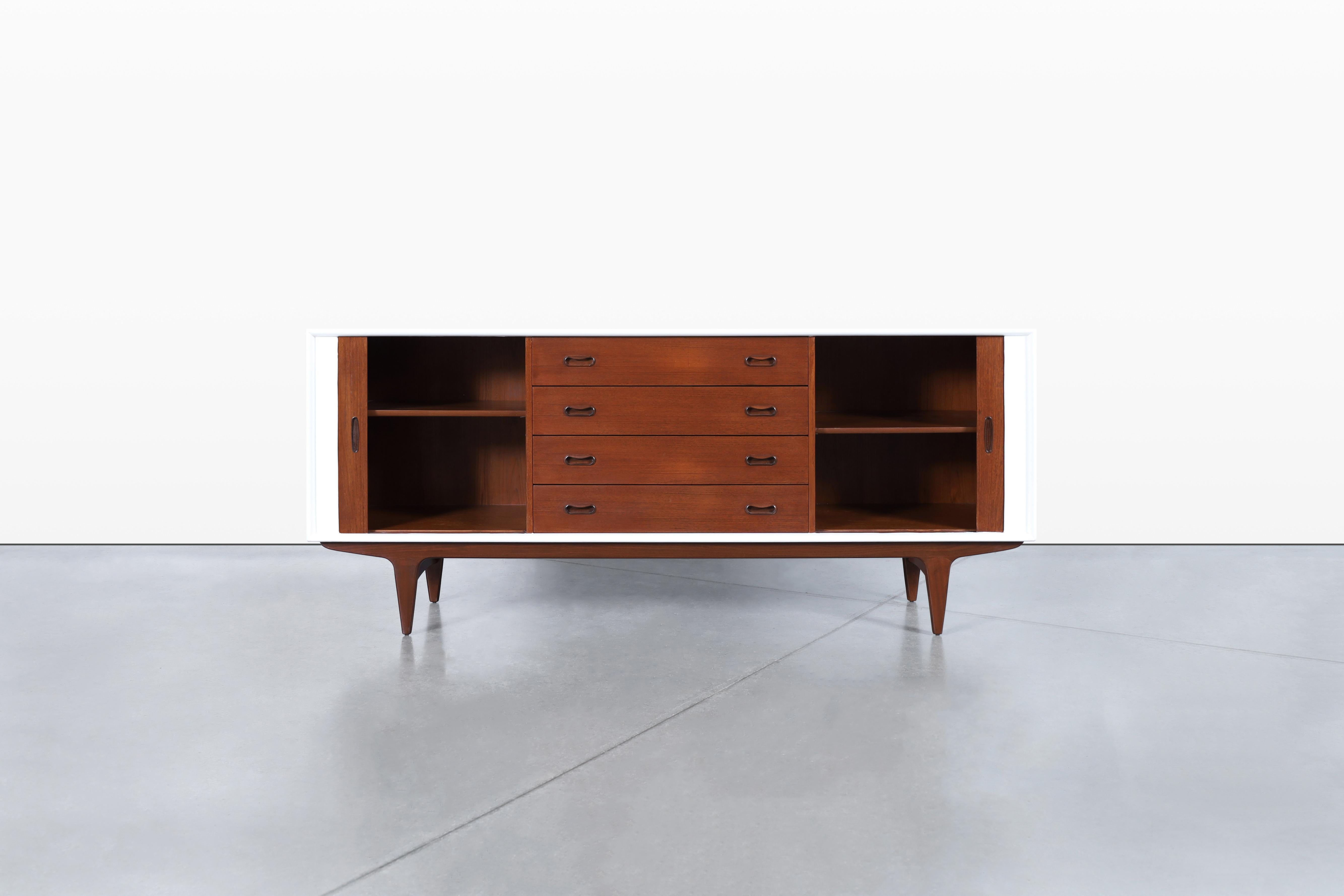 Credenza danese con porta a tamburo in teak e laccata di Bernhard Pedersen in vendita 3