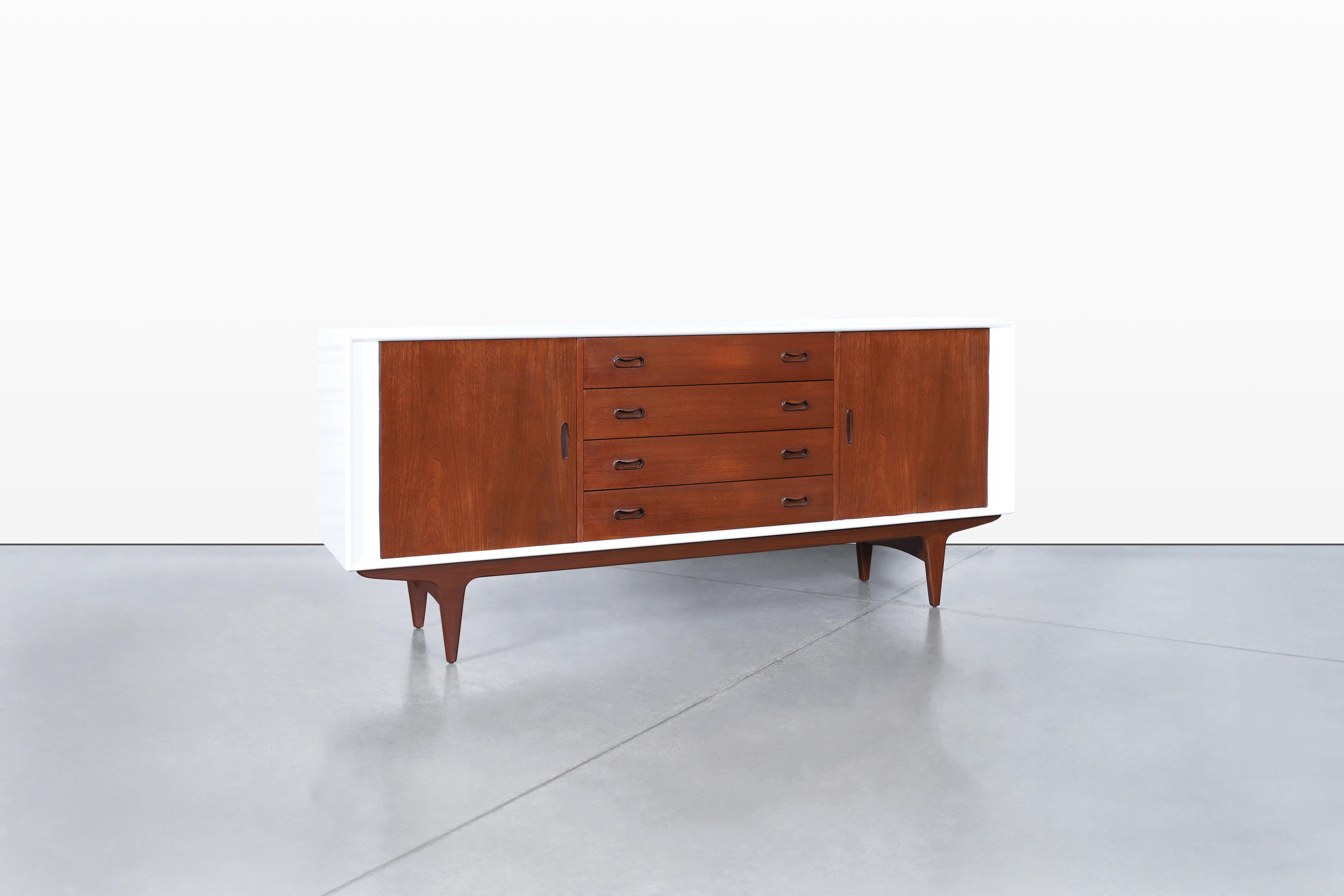 Sono entusiasta di condividere con te questo squisito pezzo: la credenza moderna danese con anta a tamburo disegnata da Bernhard Pedersen & Son, realizzata in Danimarca nei vivaci anni Sessanta. Questa credenza si distingue per l'elegante finitura