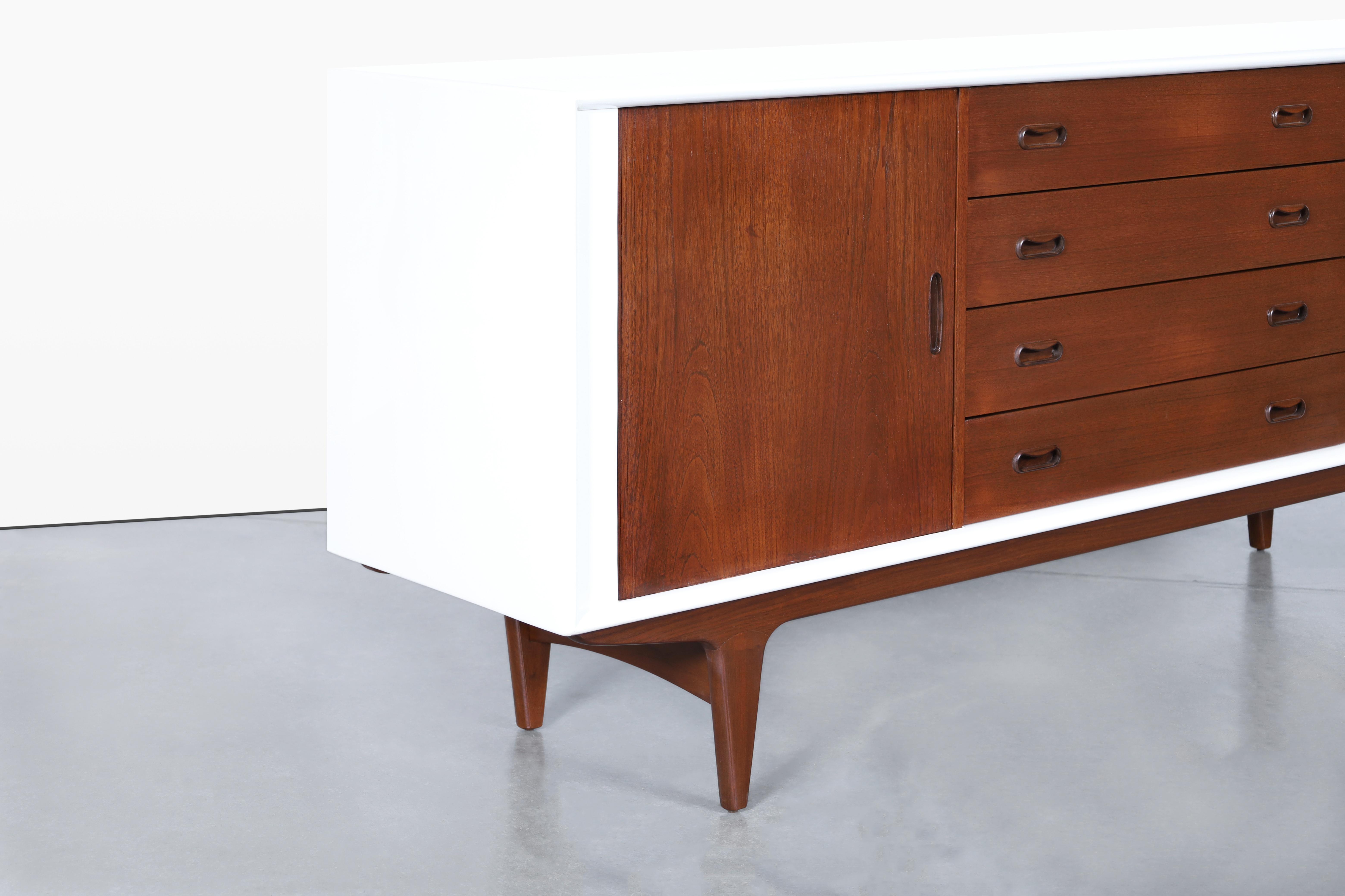 Mid-Century moderno Credenza danese con porta a tamburo in teak e laccata di Bernhard Pedersen in vendita