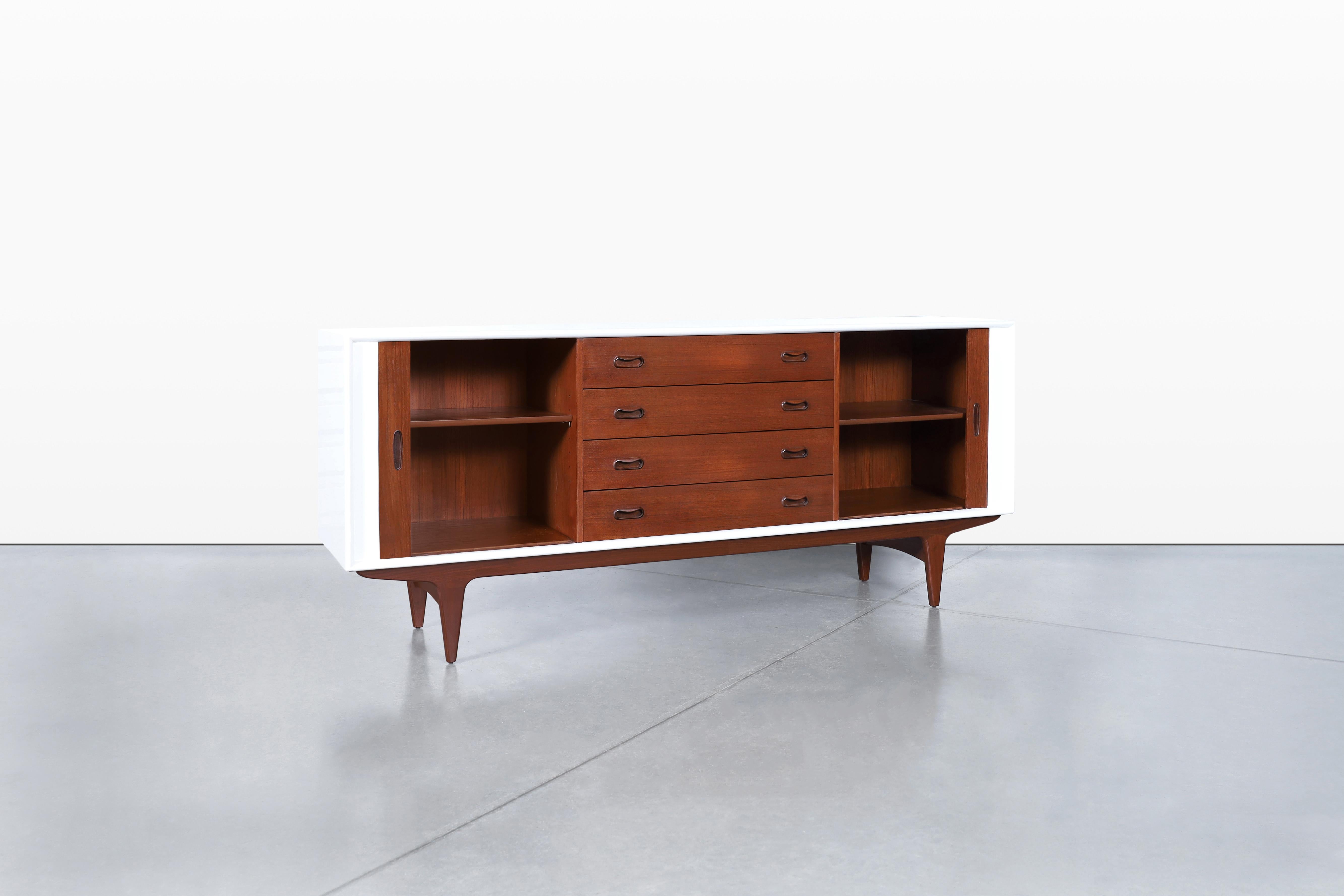 Danese Credenza danese con porta a tamburo in teak e laccata di Bernhard Pedersen in vendita