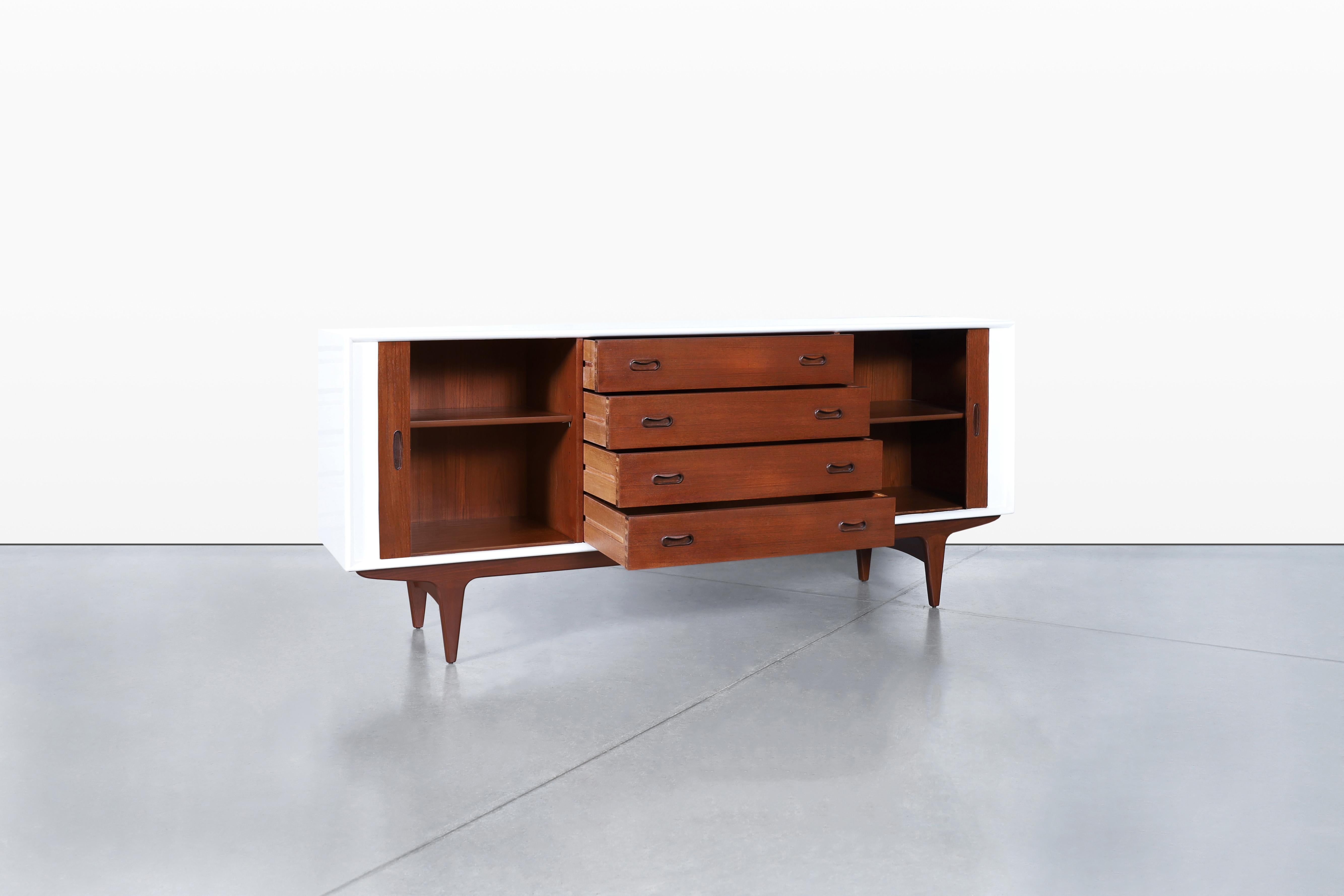 Credenza danese con porta a tamburo in teak e laccata di Bernhard Pedersen In condizioni buone in vendita a North Hollywood, CA