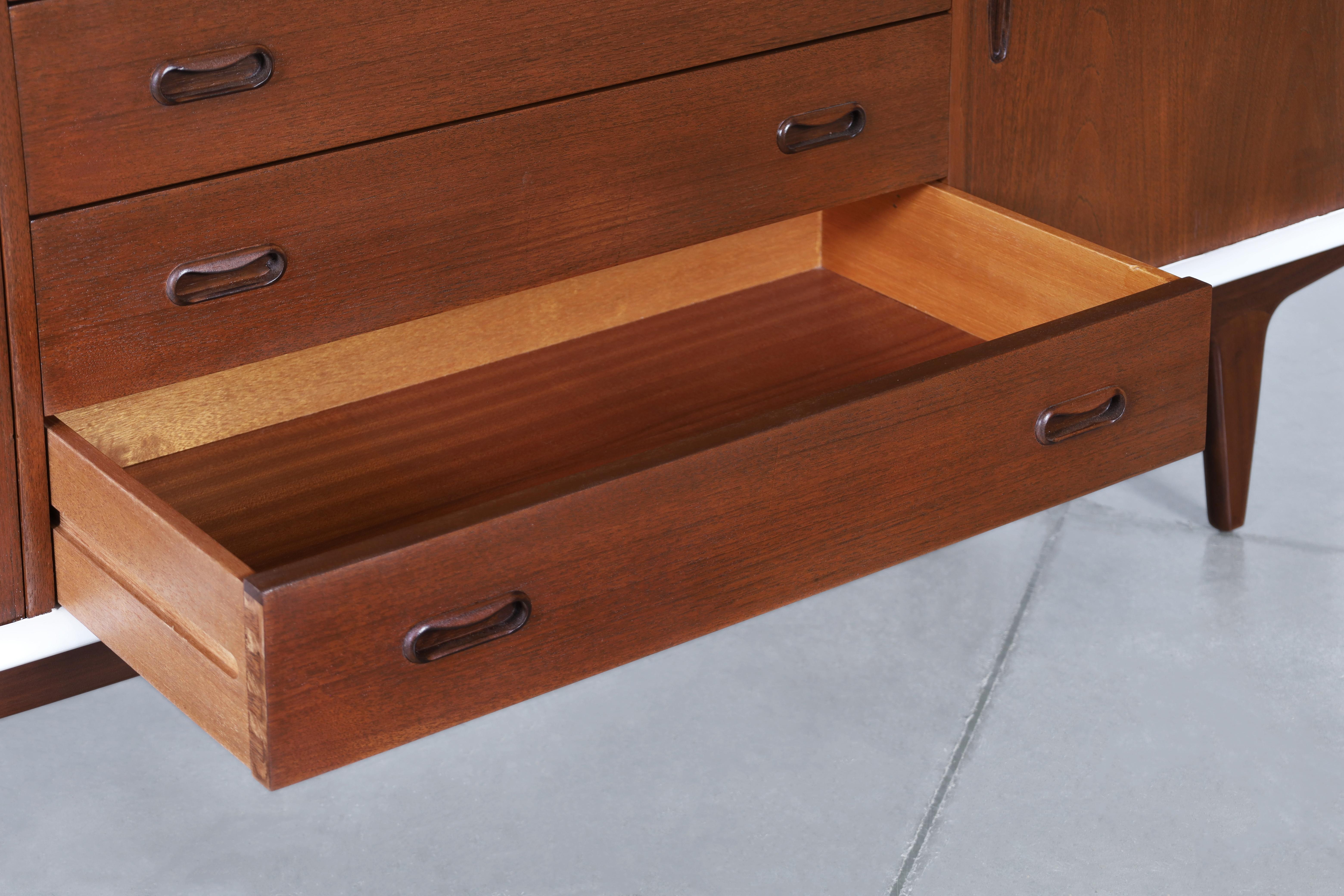 Metà XX secolo Credenza danese con porta a tamburo in teak e laccata di Bernhard Pedersen in vendita