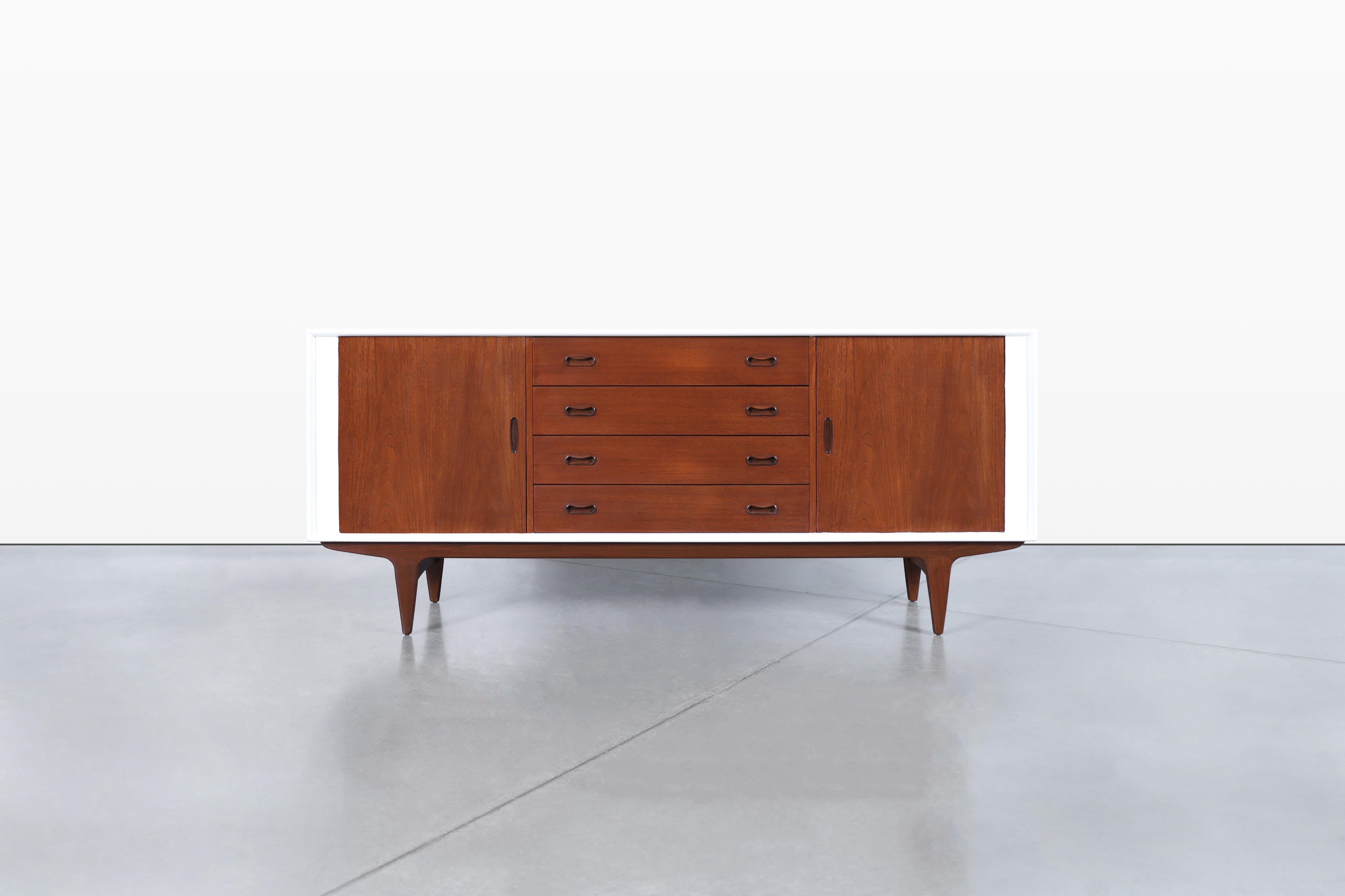 Teak Credenza danese con porta a tamburo in teak e laccata di Bernhard Pedersen in vendita