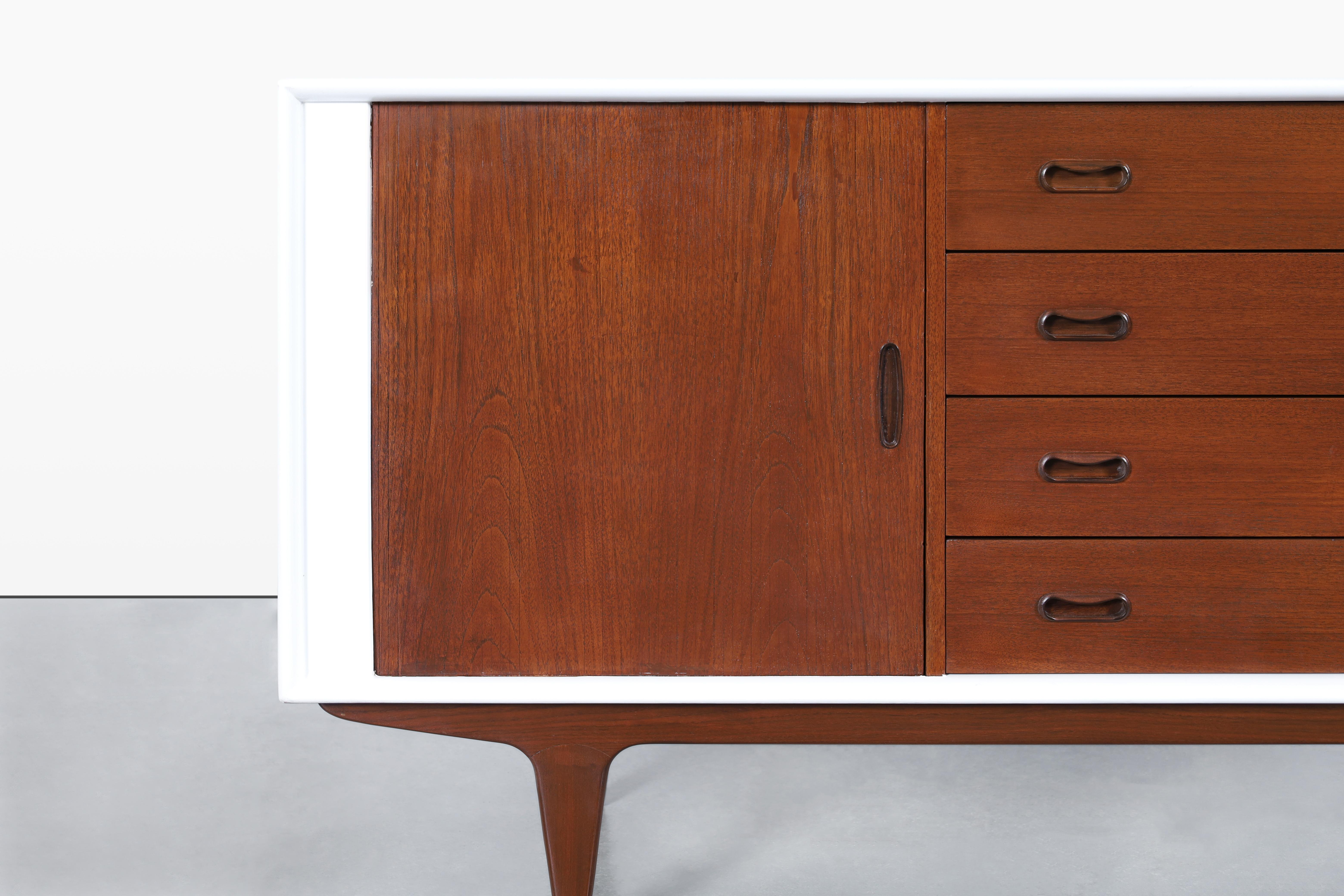 Credenza danese con porta a tamburo in teak e laccata di Bernhard Pedersen in vendita 1