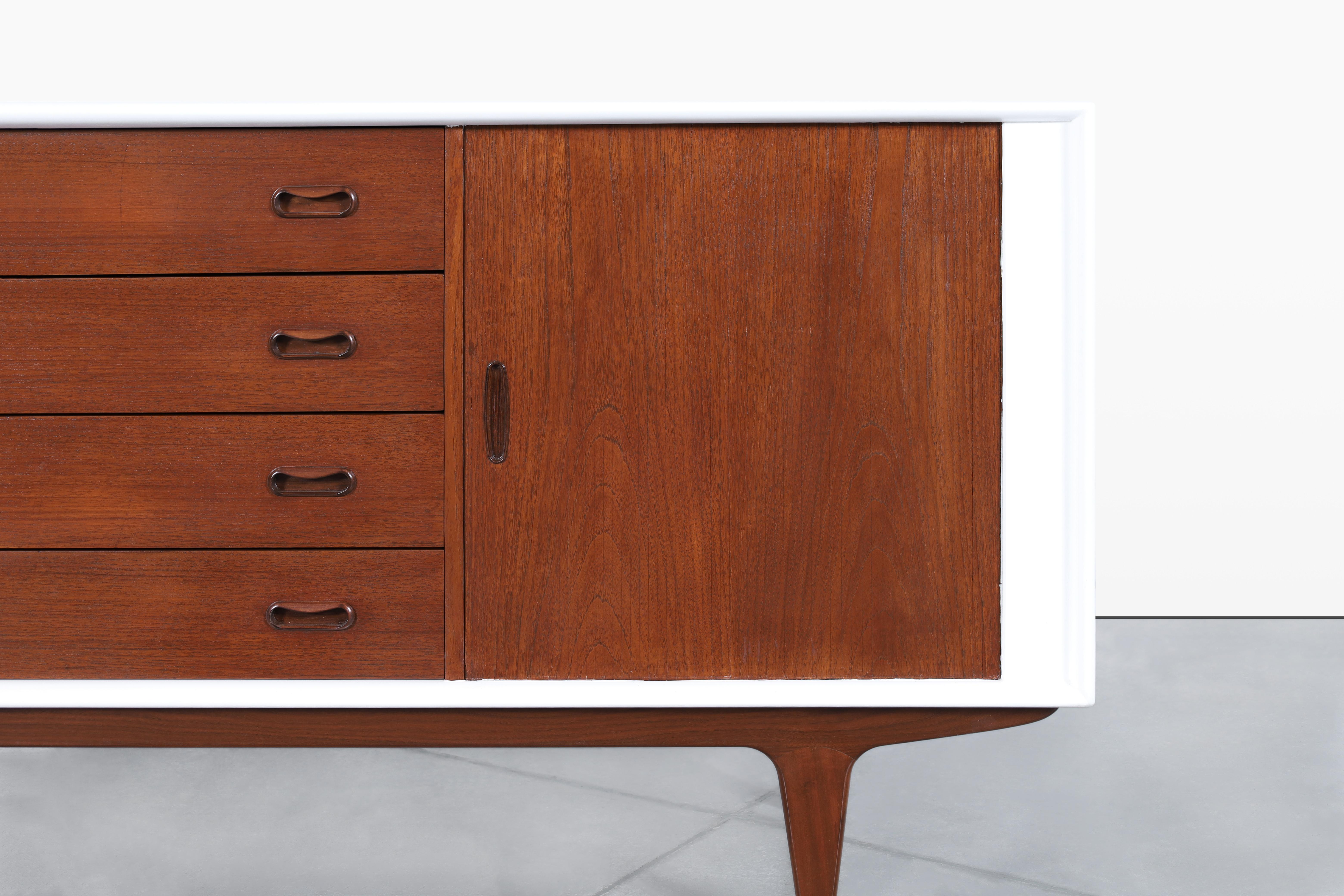 Credenza danese con porta a tamburo in teak e laccata di Bernhard Pedersen in vendita 2