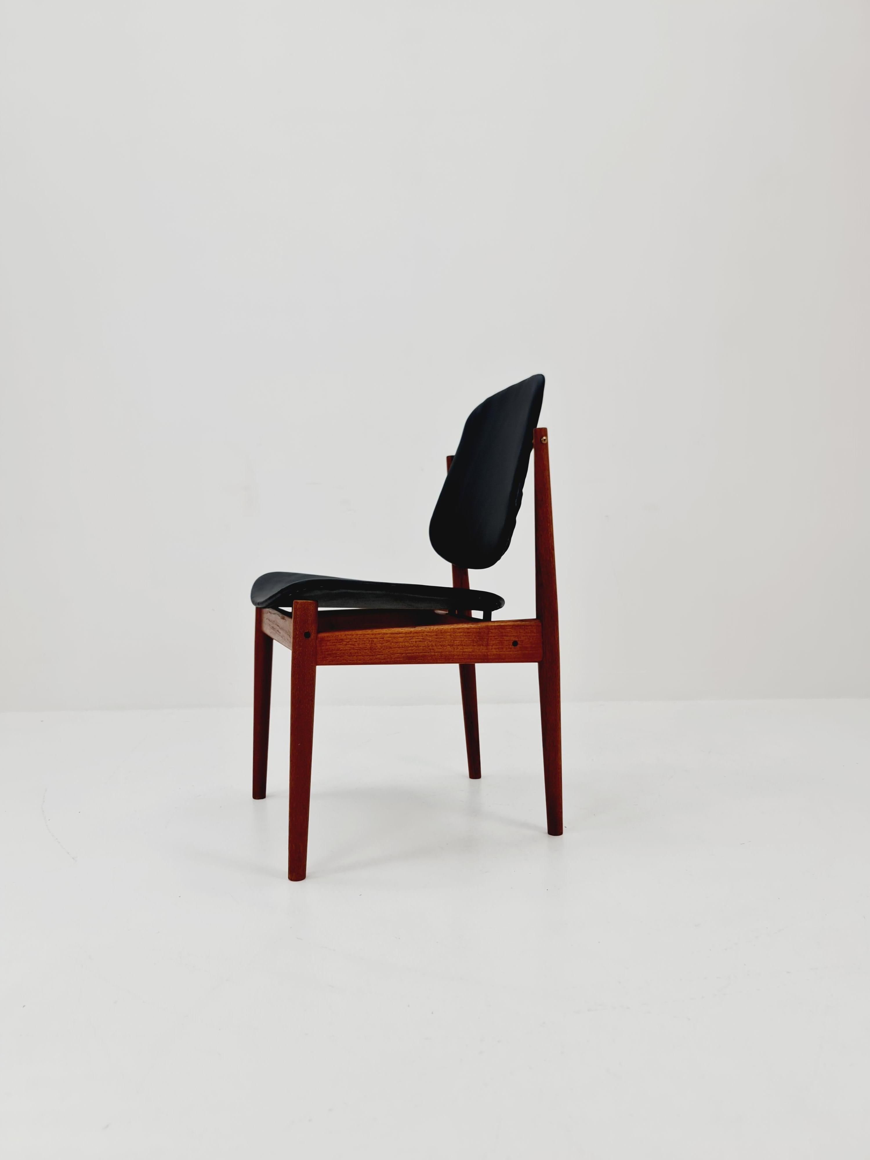 Danish teak chair by Arne Vodder for France & Daverkosen, 1960s

The chair is in great vintage condition, however, as with all vintage items some minor wear marks should be expected.

Made in Denmark 
 
Designer: Arne Vodder for France &