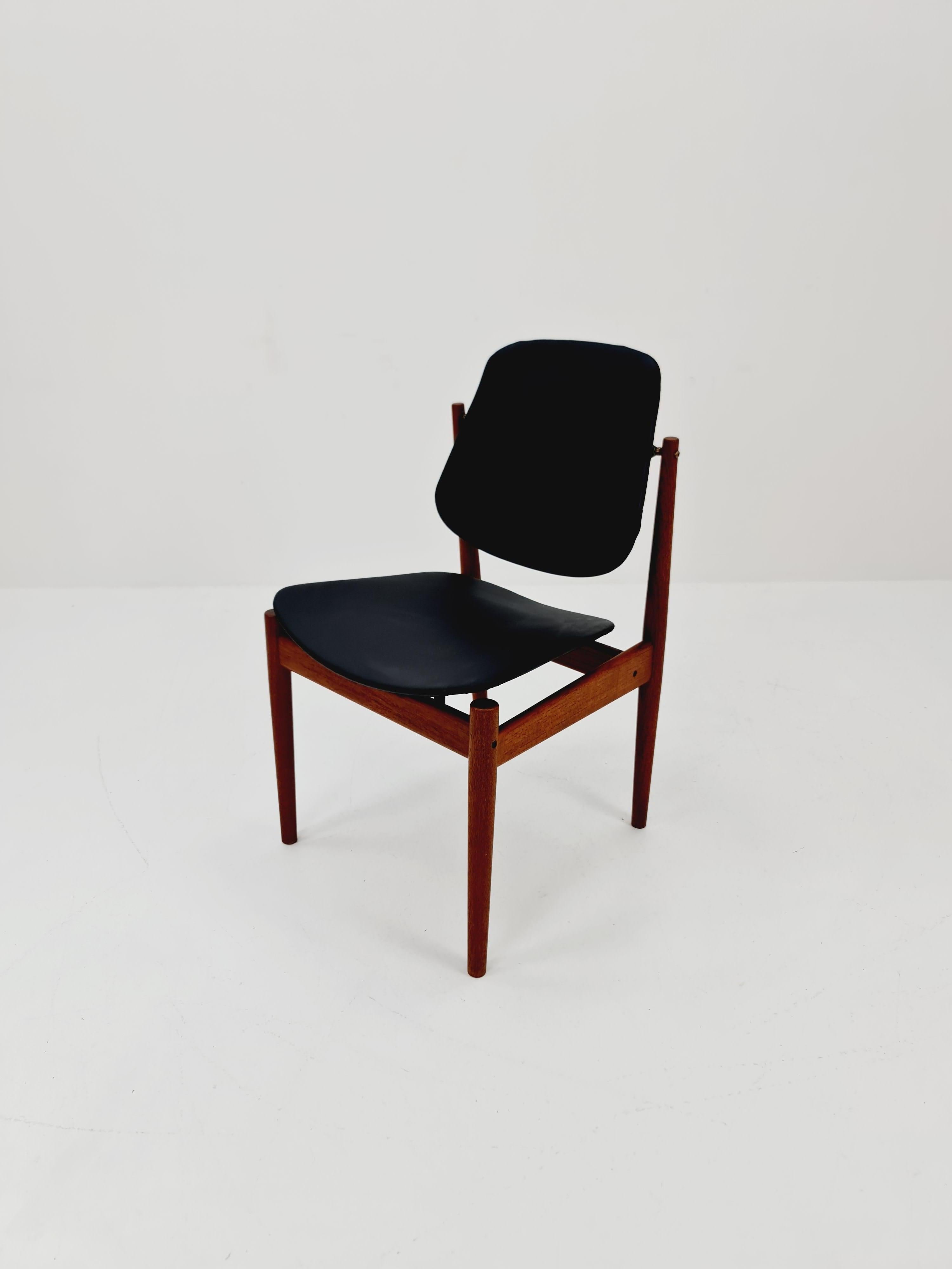 Mid-Century Modern Danish teak and leather chair by Arne Vodder for France & Daverkosen, 1960s For Sale