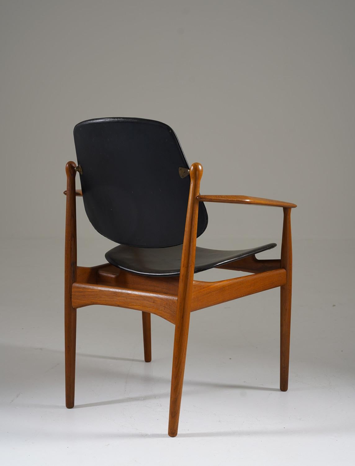 Mid-Century Modern Danish Teak and Leather Chair by Arne Vodder for France & Daverkosen For Sale