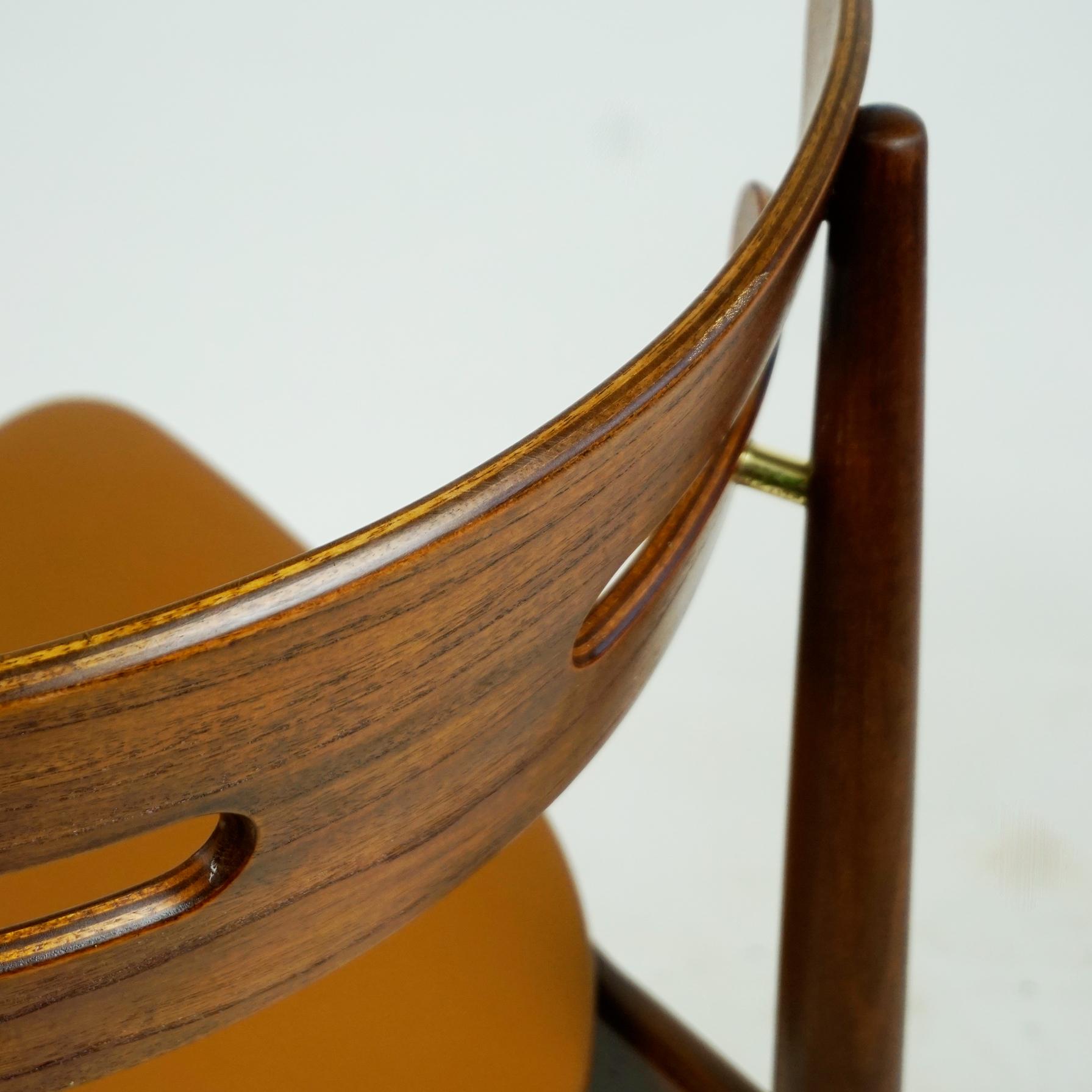 Questa rara forma organica  La sedia da pranzo in teak The Modern Scandinavian è stata disegnata da Johannes Andersen negli anni '60 e prodotta da Bramin Mobler, mod. n. 178. 
Presenta una struttura in legno massiccio di teak e schienali in