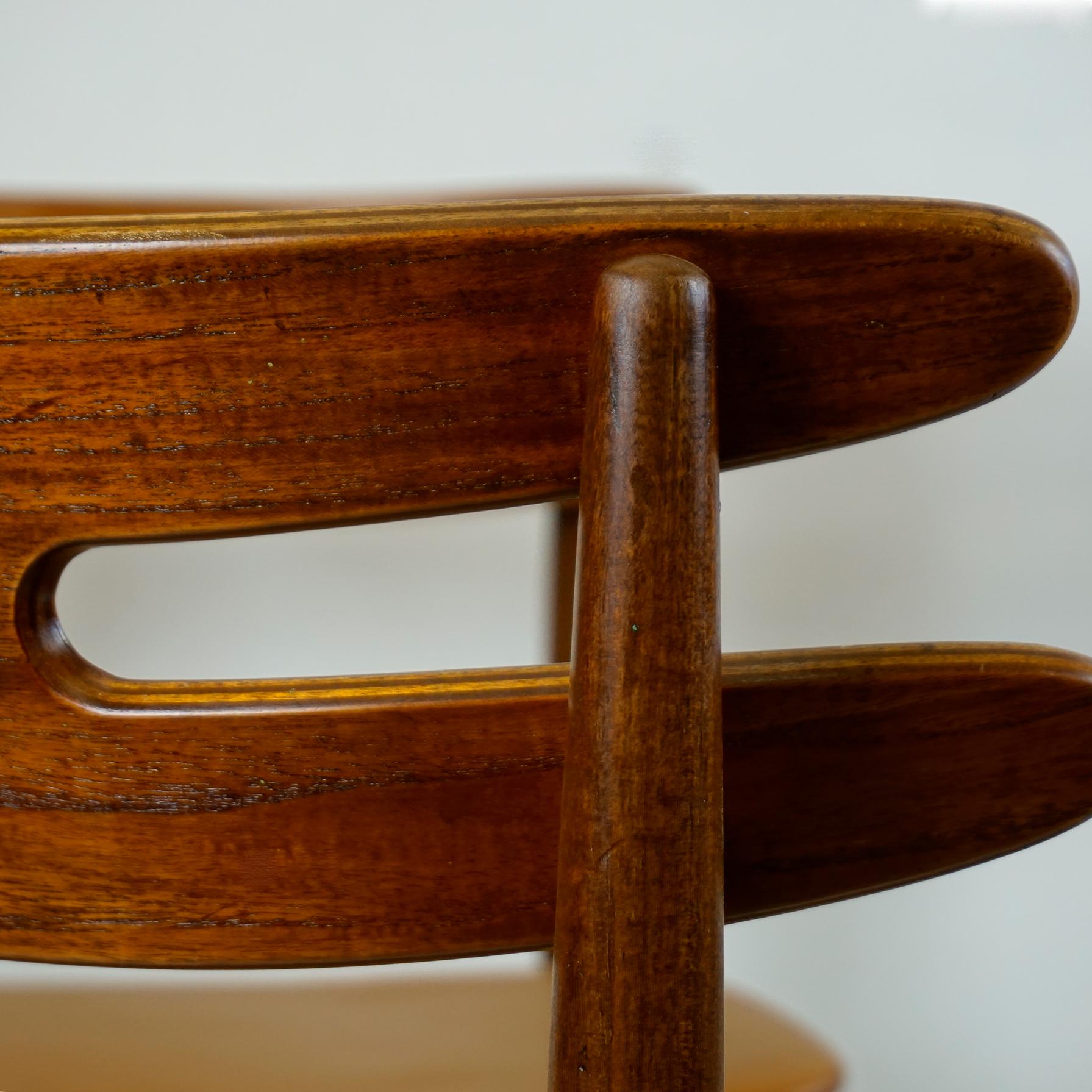 Metà XX secolo Sedia da pranzo danese in teak e pelle Mod. 178 di Johannes Andersen per Bramin in vendita