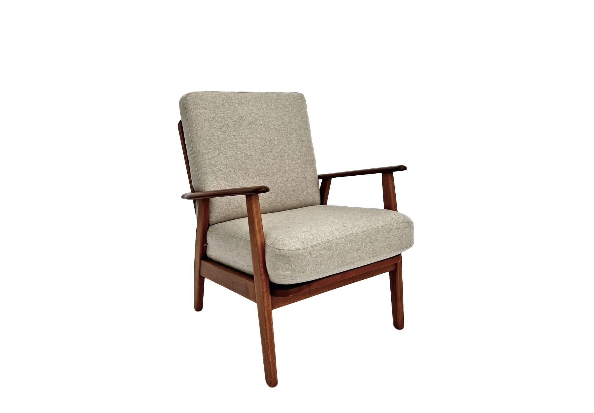 A beautiful Danish teak and oak and cream wool lounge armchair, this would make a stylish addition to any living or work area. A striking piece of Classic Scandinavian furniture.

The chair is in excellent condition, we have refinished the frame