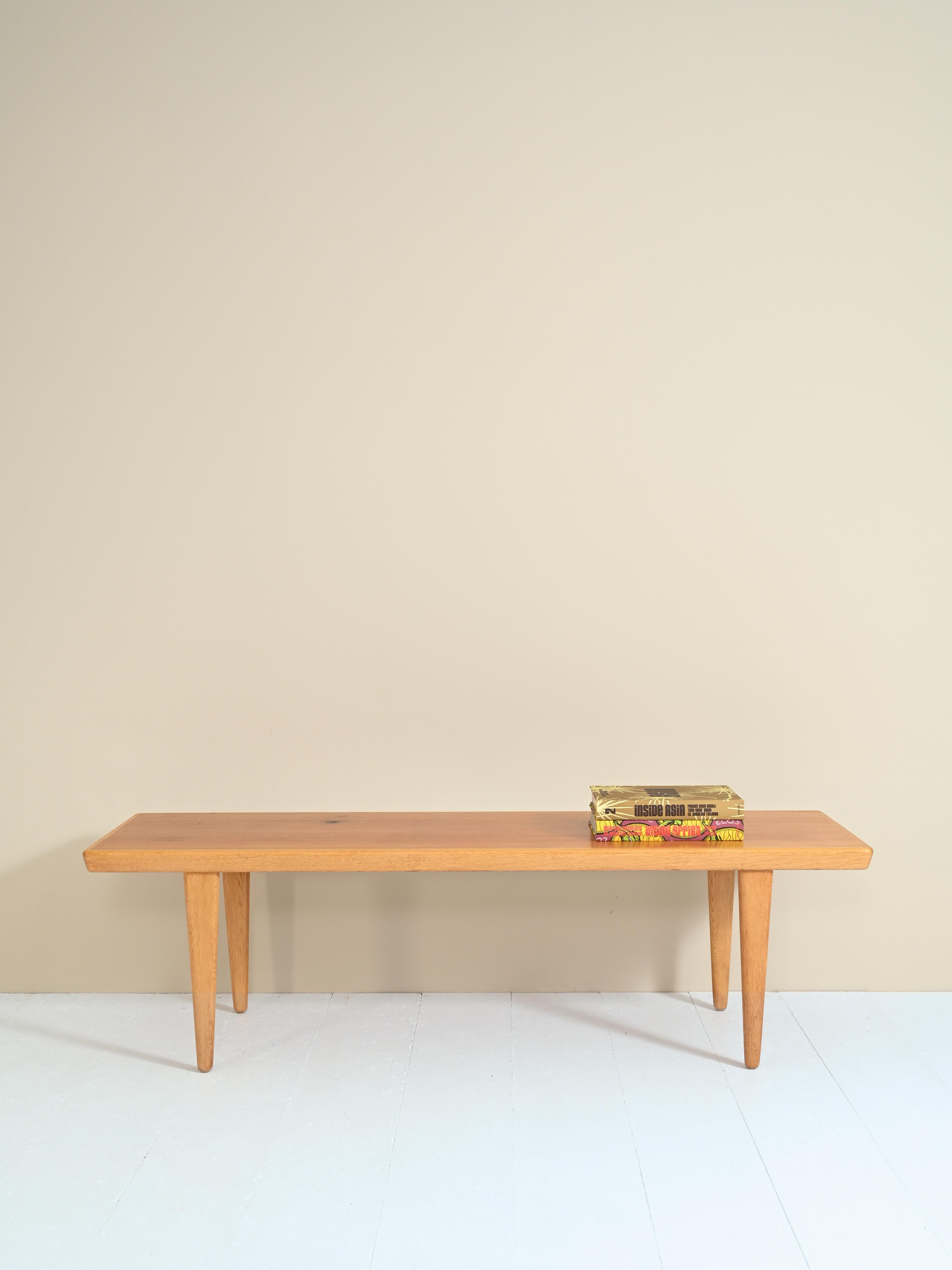 Table basse en teck et chêne, la fabrication est danoise, produite dans les années 1960.

Cette majestueuse table vintage possède une structure solide et harmonieuse. 

Parfait pour un salon, comme table de chevet dans une grande pièce ou peut
