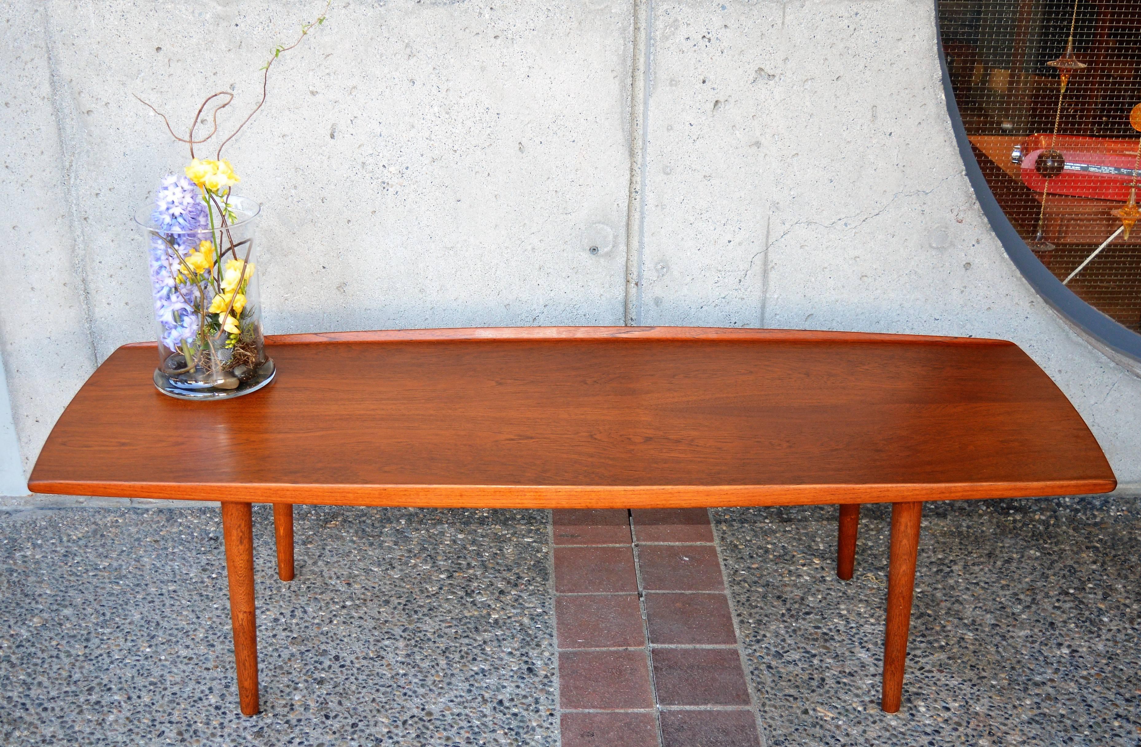 Danish Teak and Oak Surfboard Coffee Table Flared Edges by Trioh, 1960s In Excellent Condition In New Westminster, British Columbia