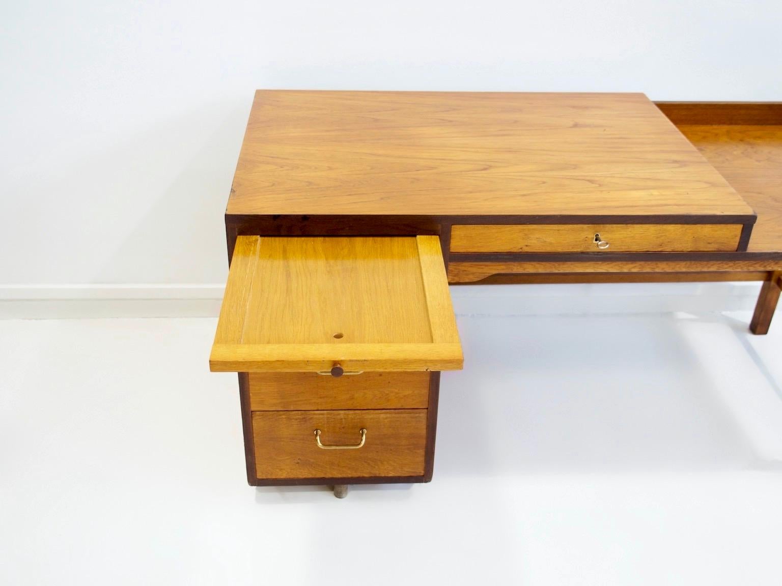 XX secolo Scrivania danese in legno di teak e Oak Wood in vendita