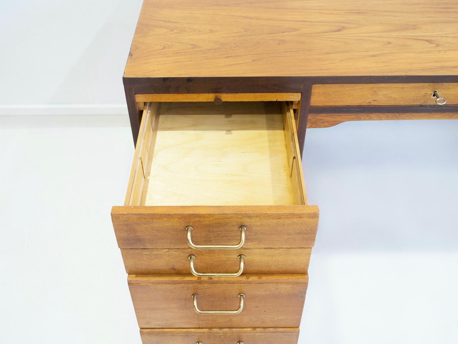 Ottone Scrivania danese in legno di teak e Oak Wood in vendita