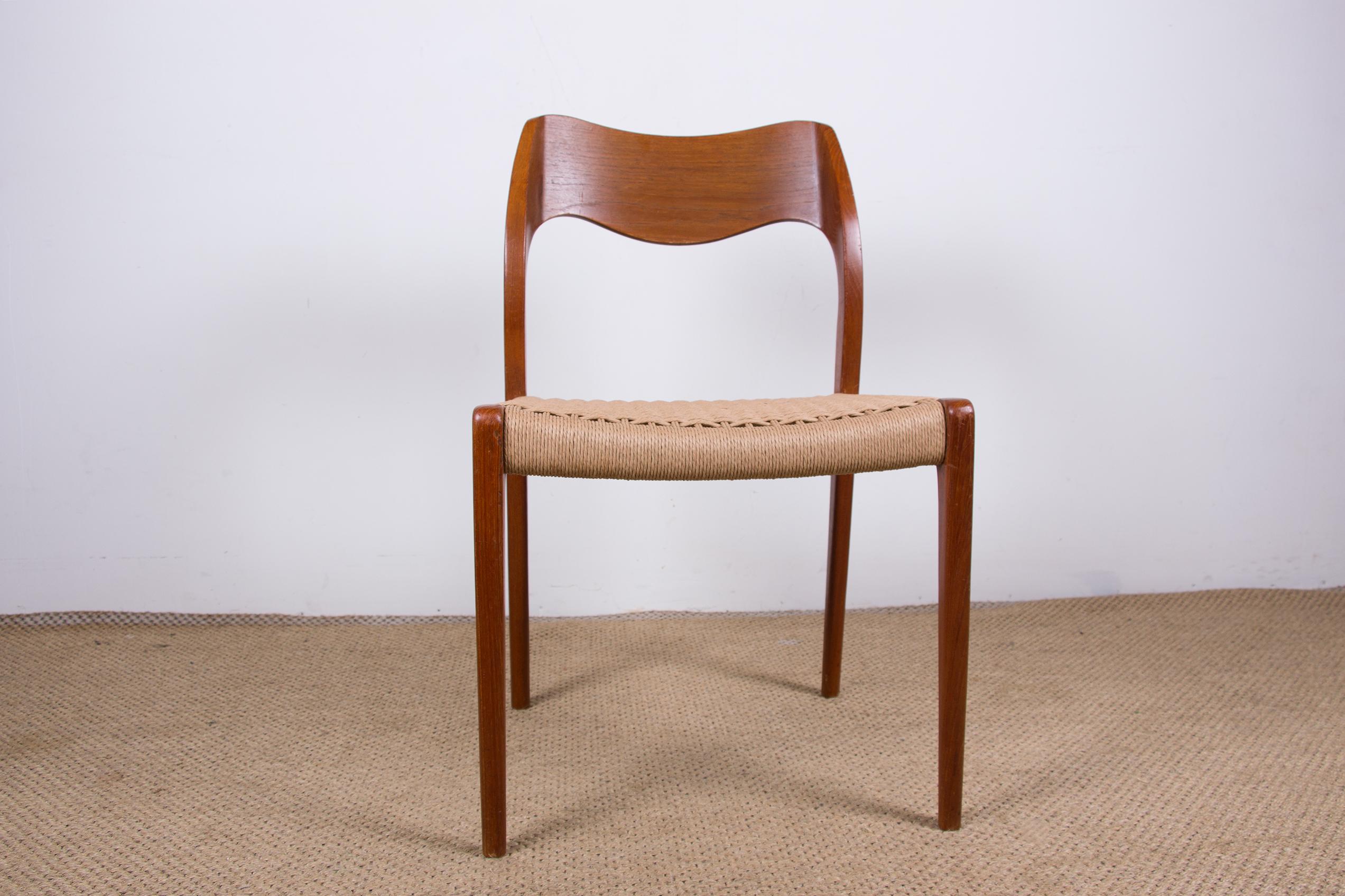 Superb Scandinavian chair for dining room. This is an iconic model of Scandinavian Design designed in 1951, the back with slightly curved edges is magnificent. The seats are made of traditional Danish paper cordage. Great comfort, very good quality.
