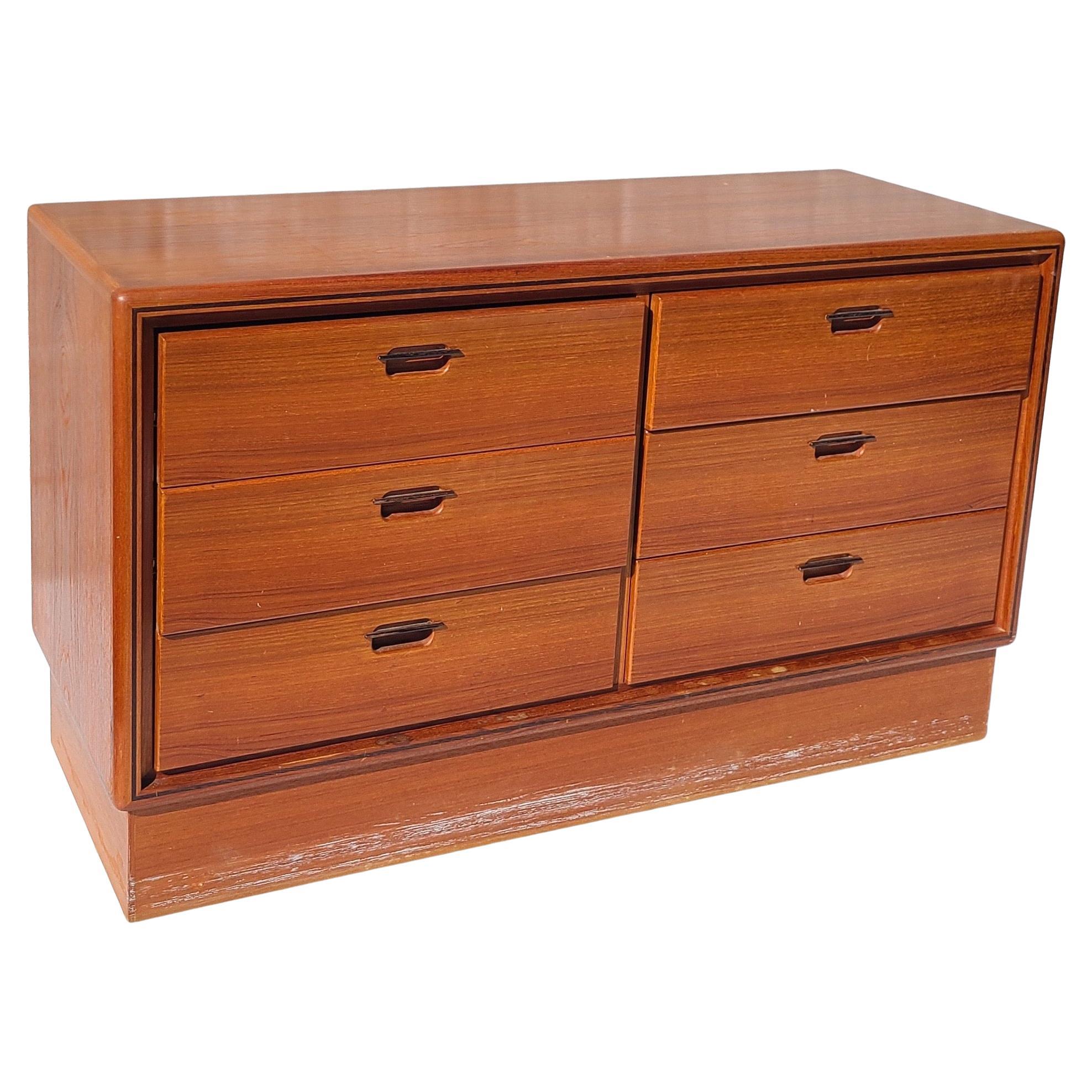 Teak 6 drawer chest with Wenge Pulls.
Made in Denmark by EMC furniture.


 