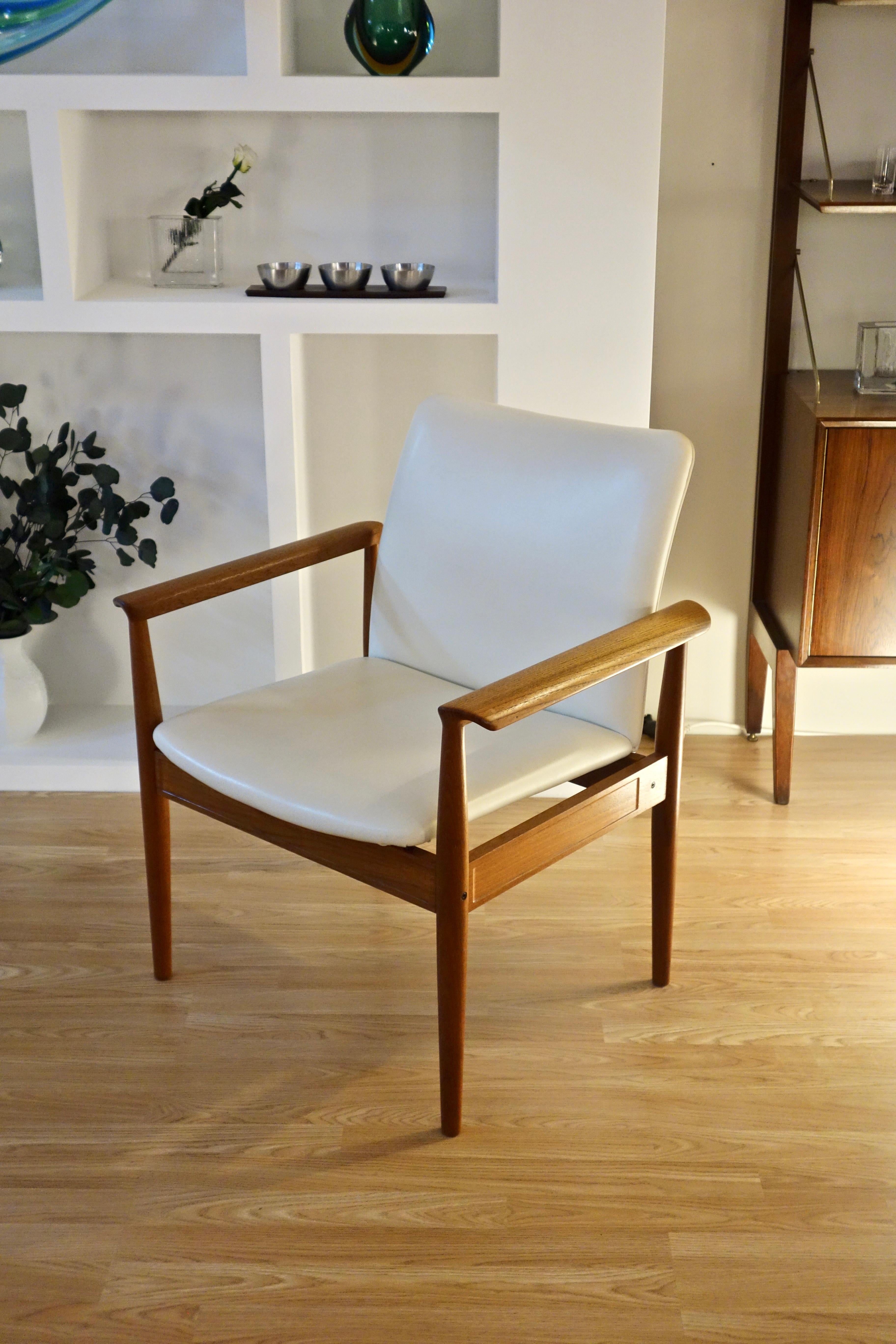 Scandinavian armchair signed by Finn Juhl for France & Søn dating from the 1960's. Danish manufacturing of very good quality, model 209 or 