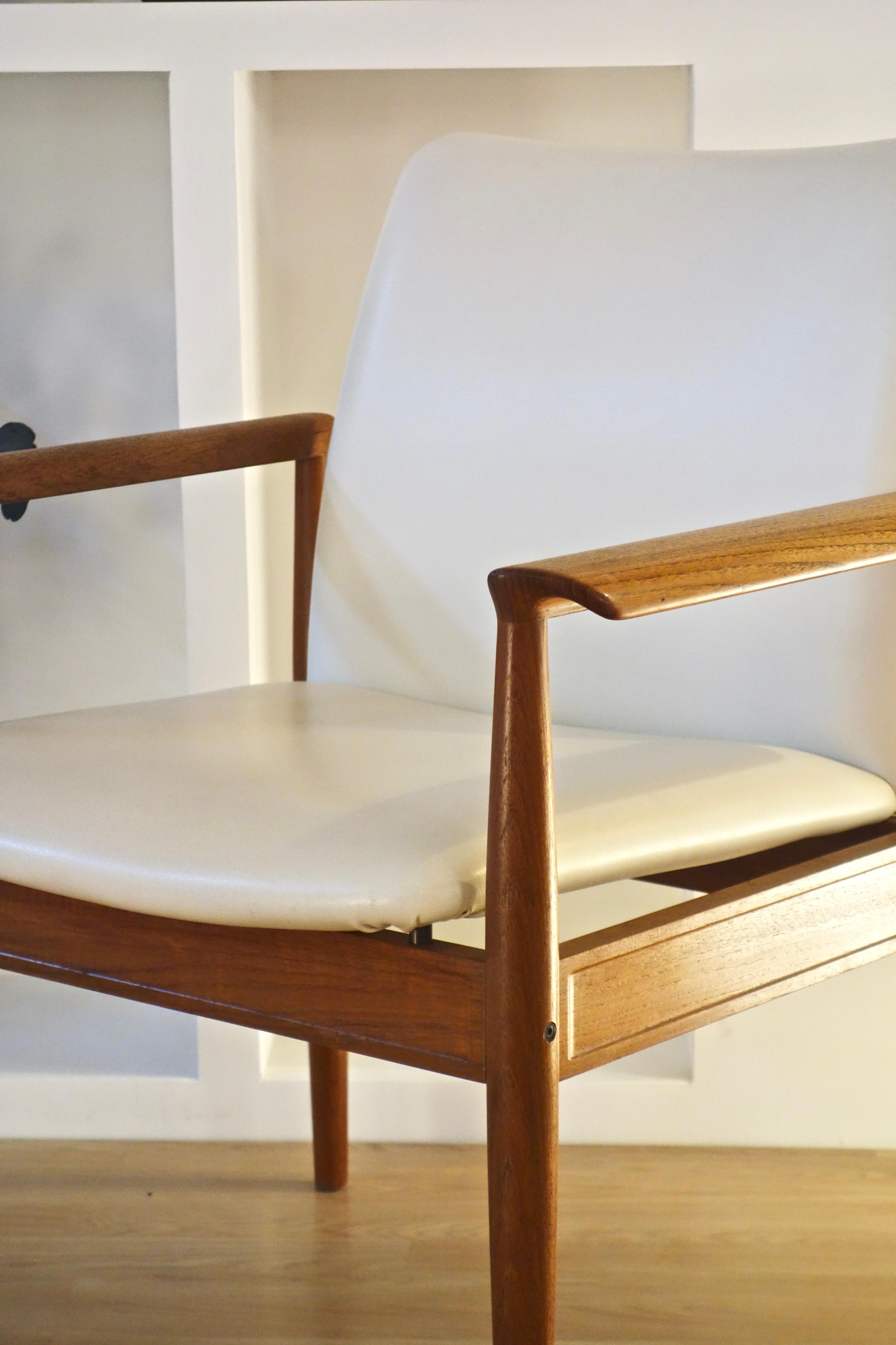 Scandinavian Modern Danish teak armchair 209 Diplomat by Finn Juhl for France & Søn 1960s For Sale