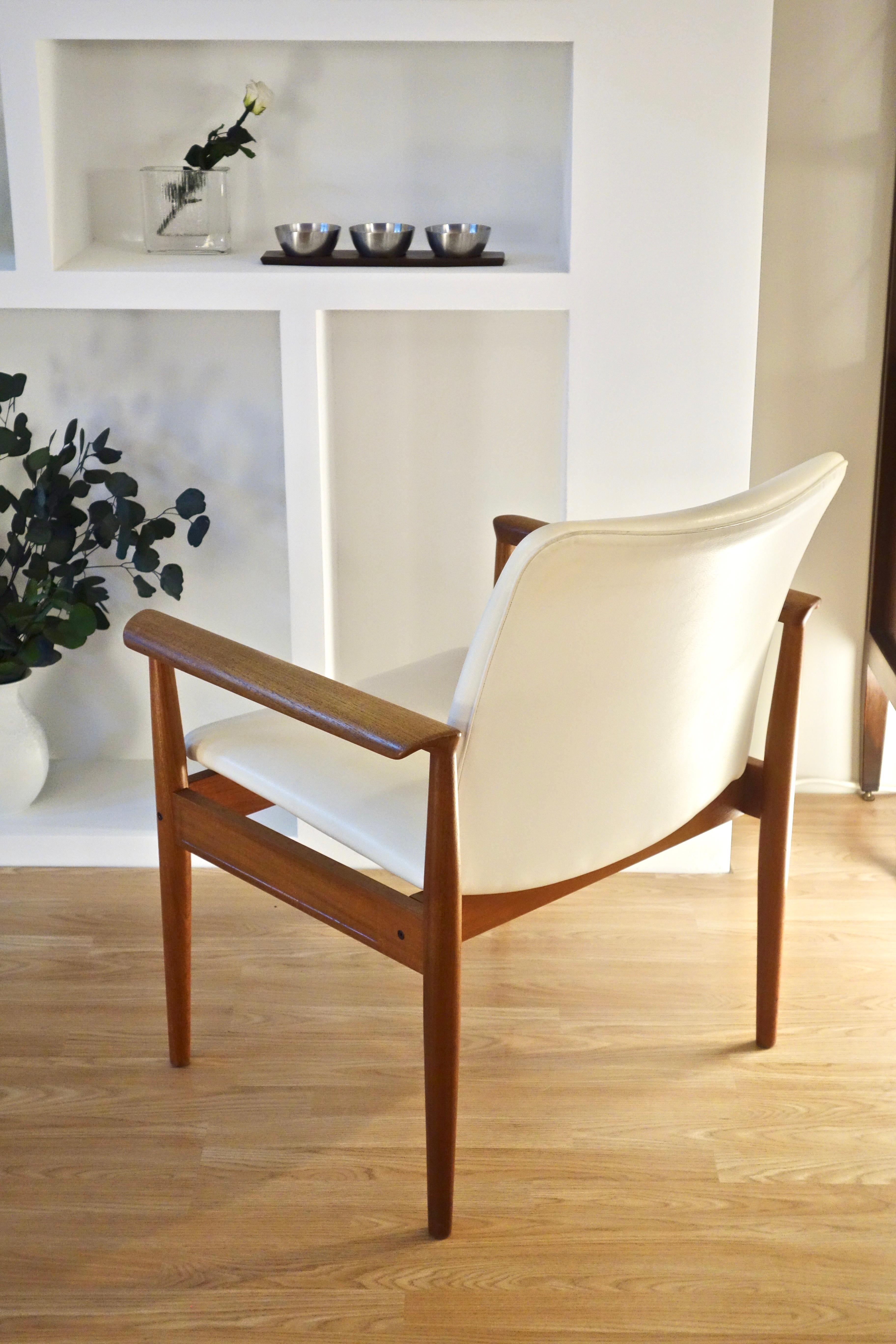 Mid-20th Century Danish teak armchair 209 Diplomat by Finn Juhl for France & Søn 1960s For Sale
