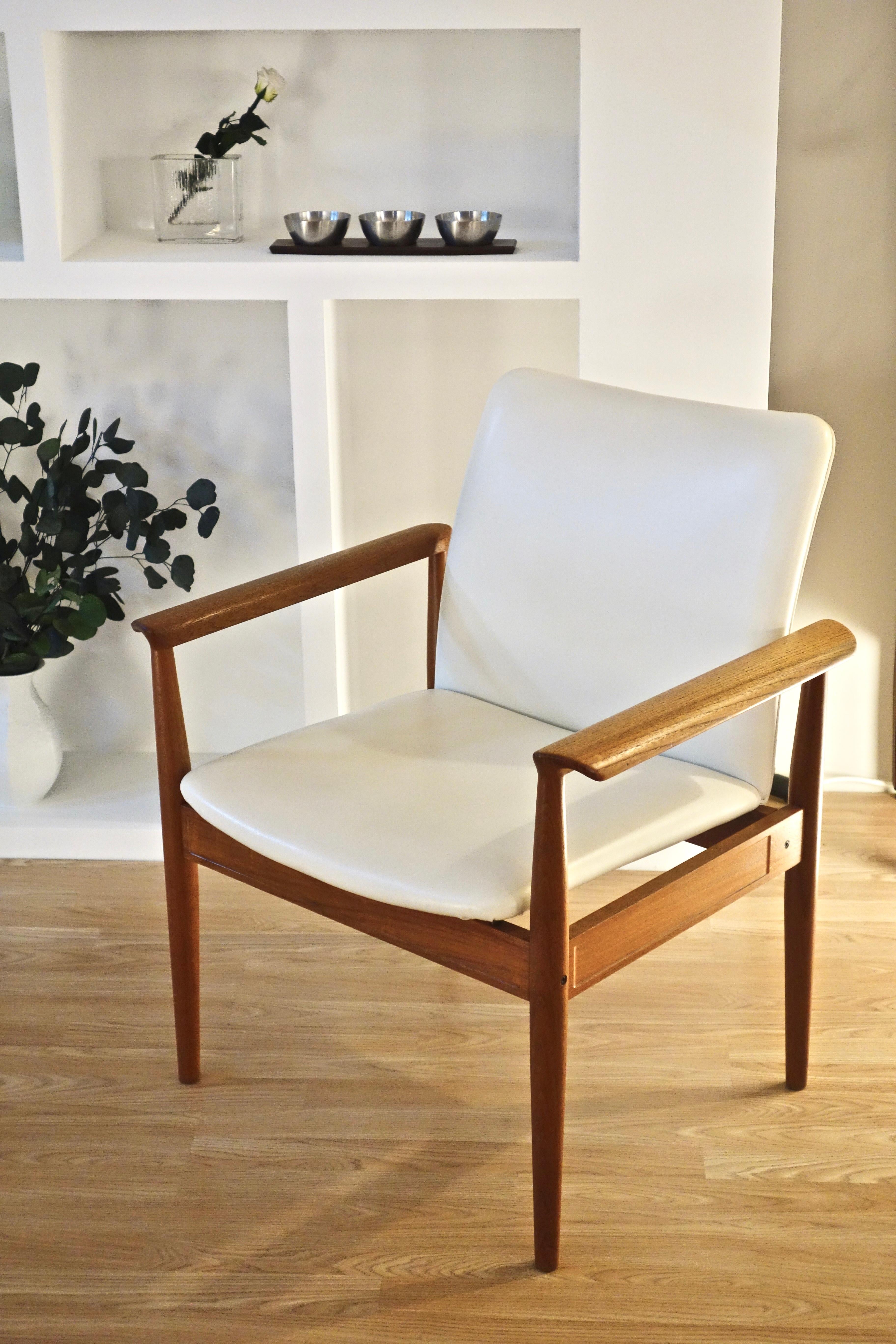 Danish teak armchair 209 Diplomat by Finn Juhl for France & Søn 1960s For Sale 1