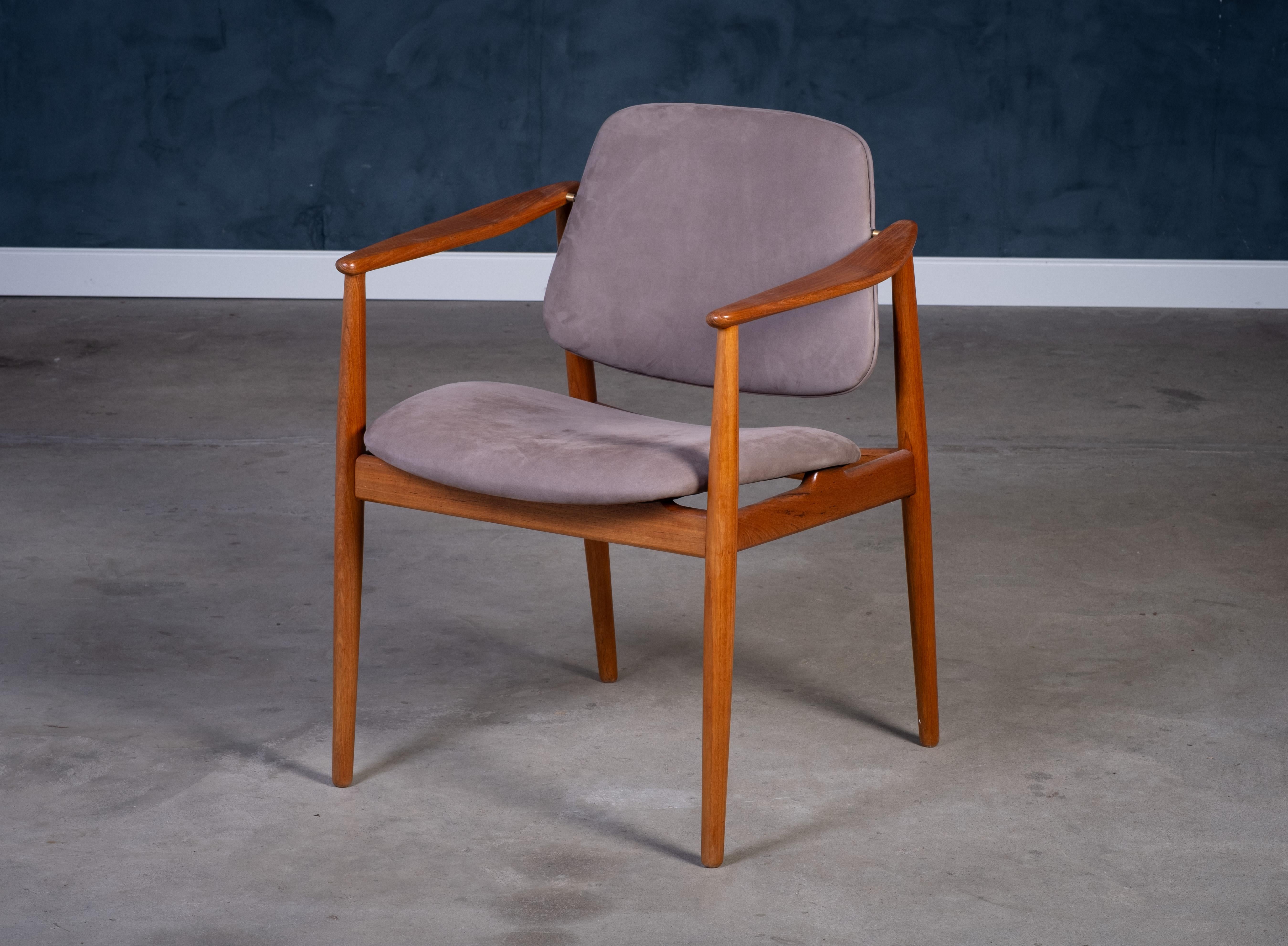 Excepcional sillón danés de mediados de siglo diseñado por Arne Vodder para Bovirke en la década de 1950, una rara variante del emblemático modelo BO-90. Fabricada en cálida madera de teca y totalmente restaurada con la mejor piel Sørensen