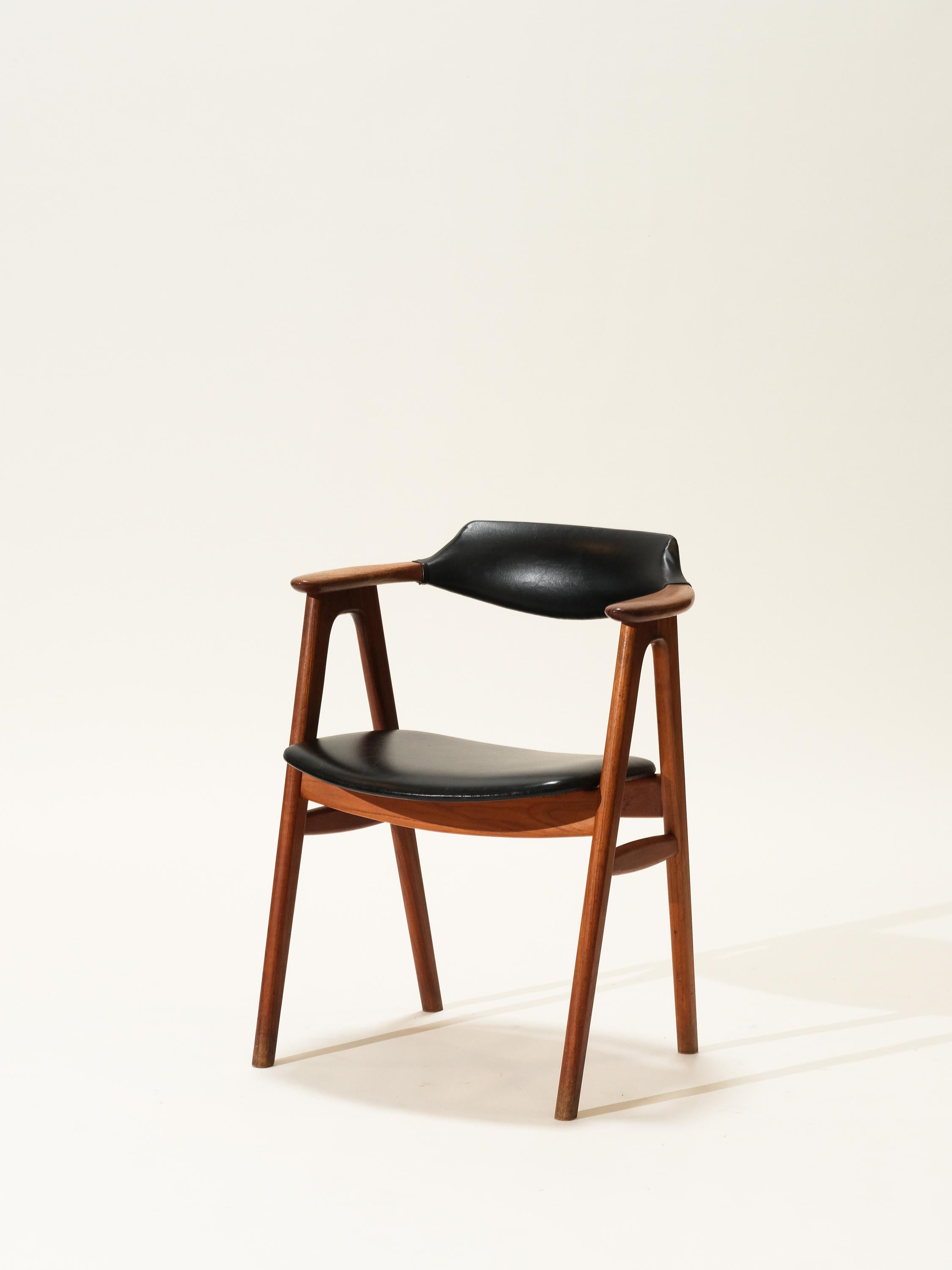 Teak frame with faux leather upholstered seat and back rest. Designed by Erik Kirkegaard for Høng Stolefabrik in the 1960s.
Original condition.