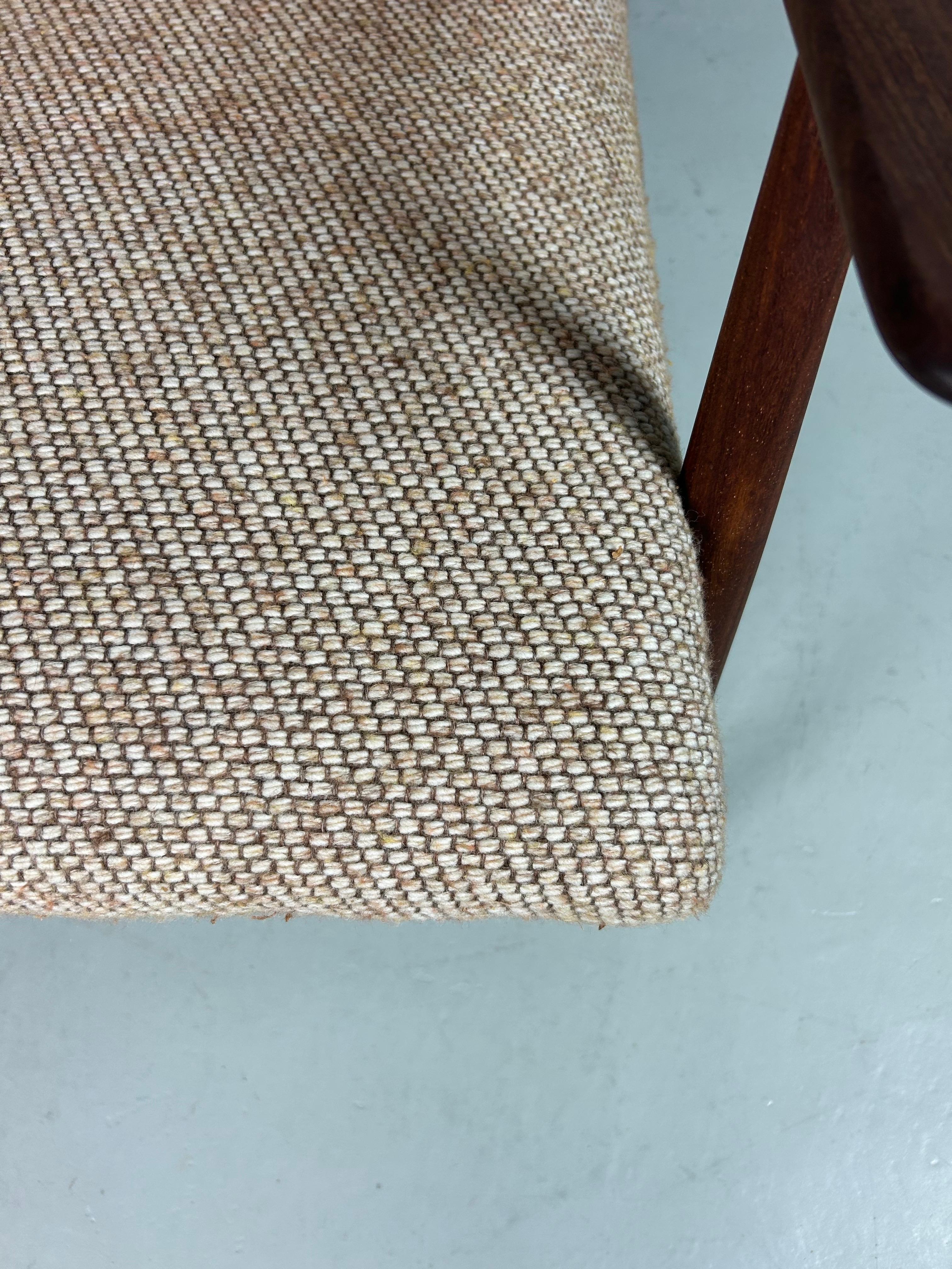 Poltrona danese in teak appena imbottita, anni '60 in vendita 6