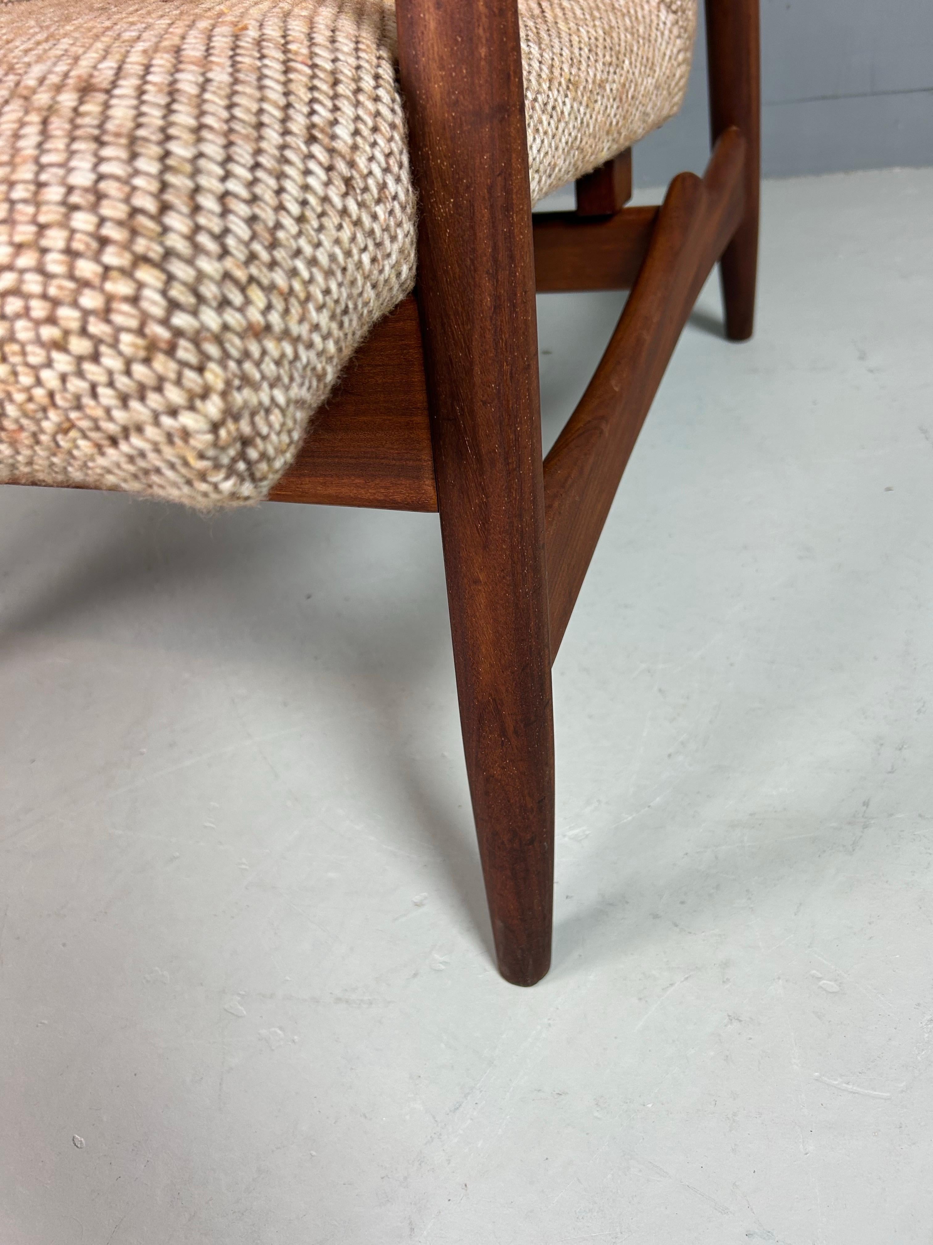 Poltrona danese in teak appena imbottita, anni '60 in vendita 7