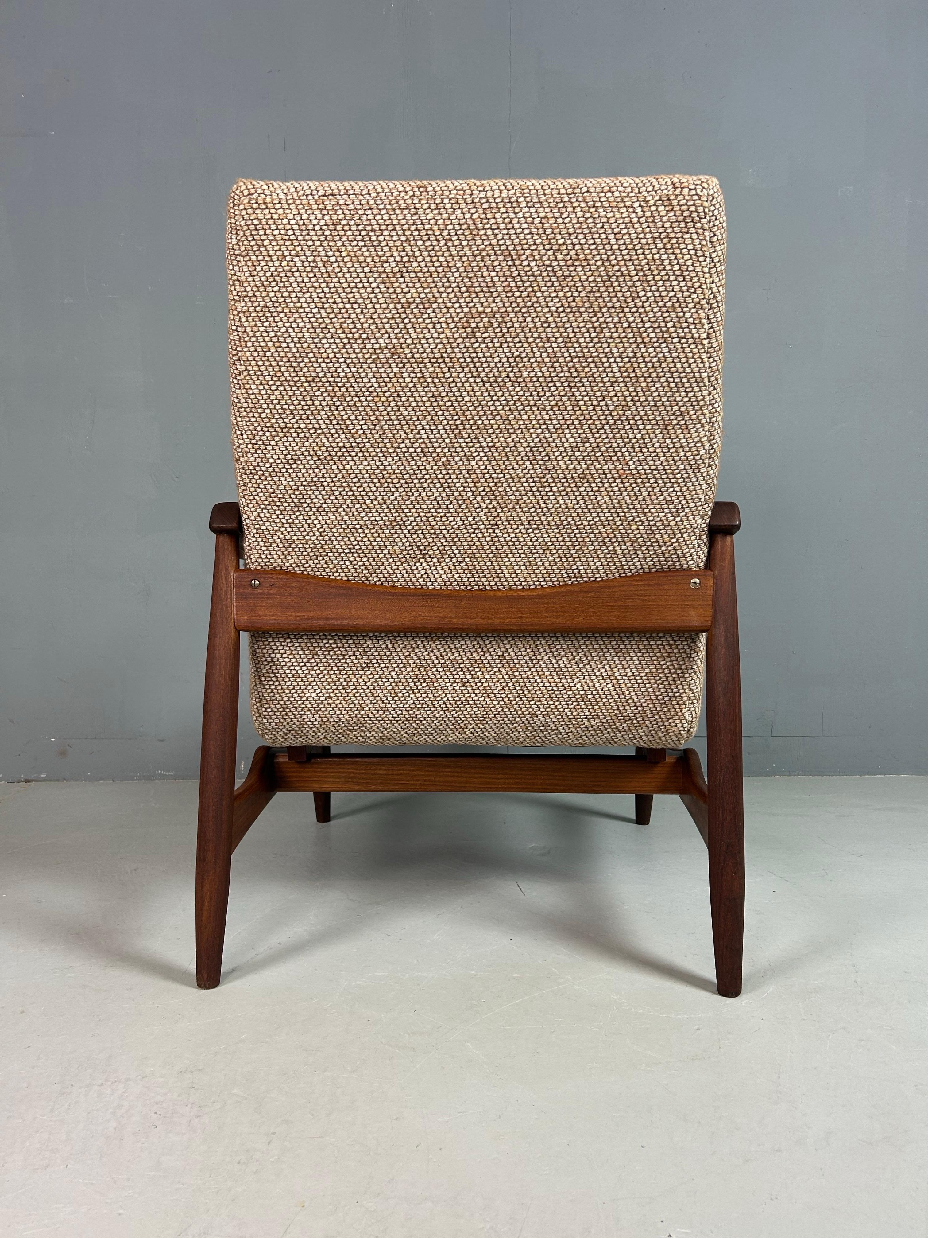 Scandinavo moderno Poltrona danese in teak appena imbottita, anni '60 in vendita