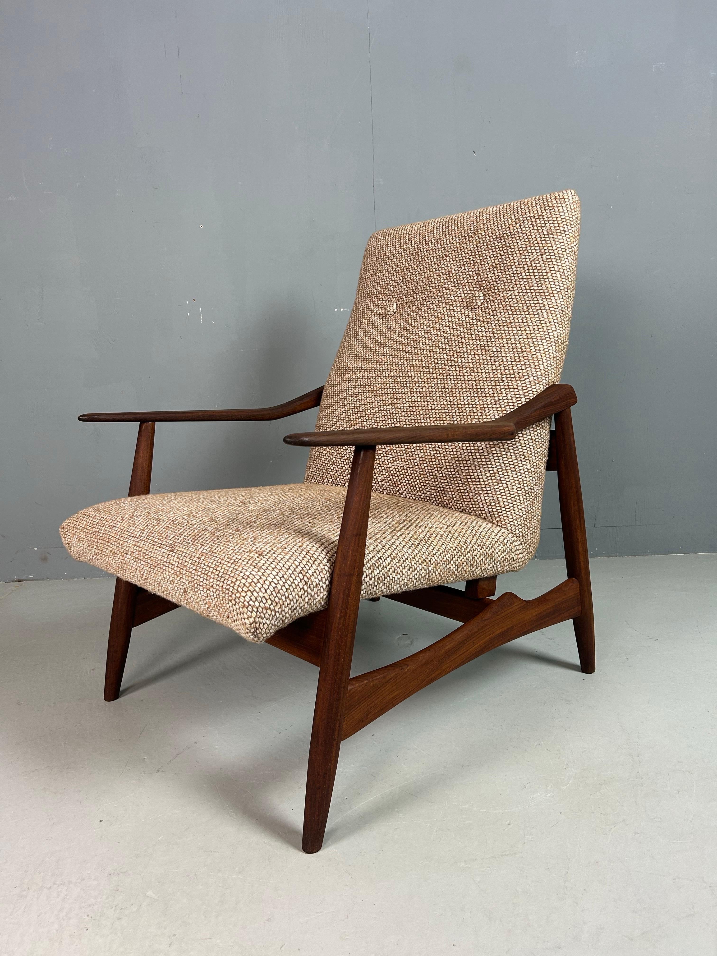 Metà XX secolo Poltrona danese in teak appena imbottita, anni '60 in vendita