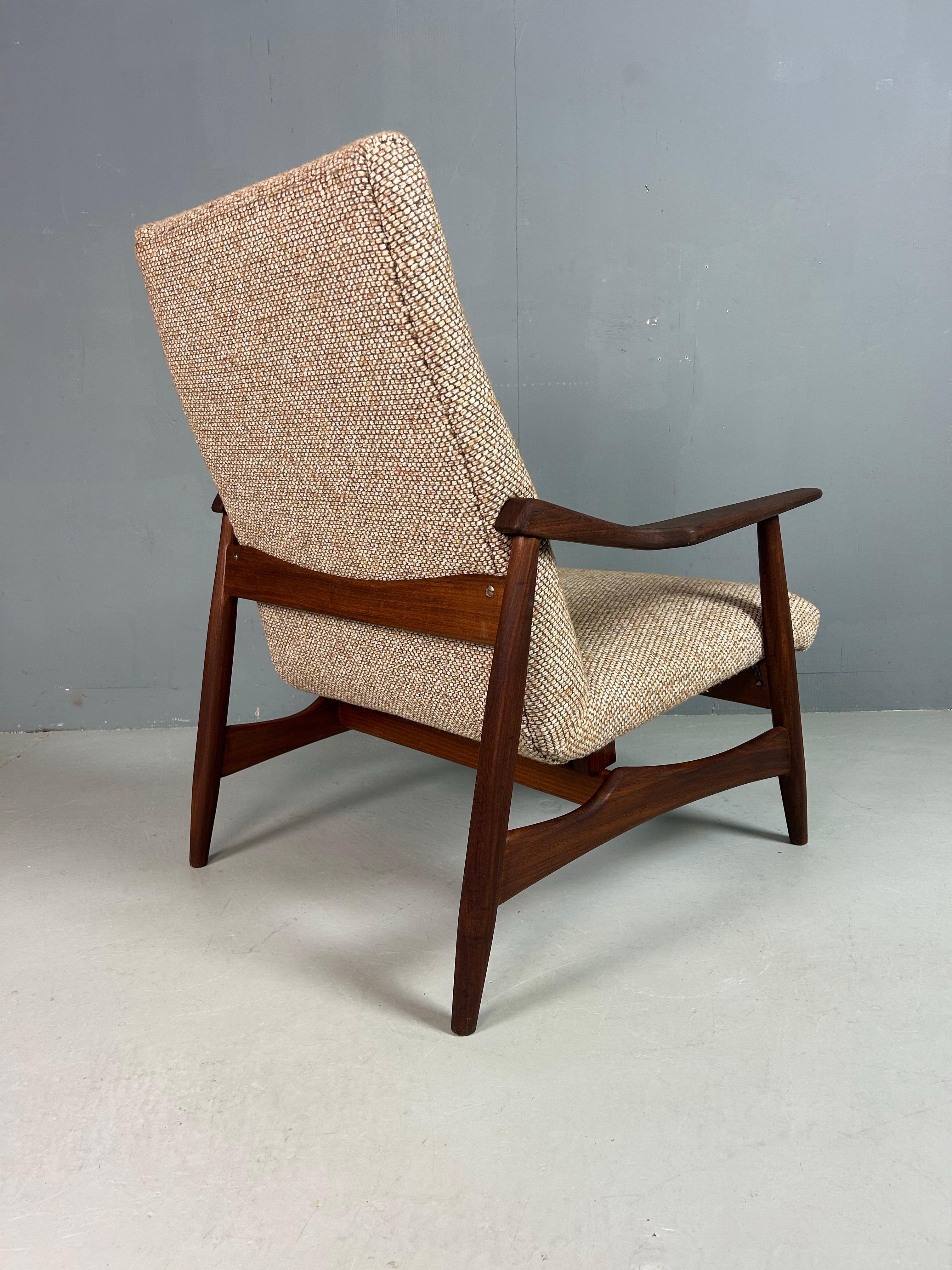 Poltrona danese in teak appena imbottita, anni '60 in vendita 1