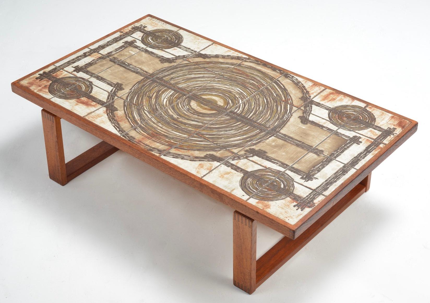 Presenta un intarsio di piastrelle artistiche in ceramica su una solida base in teak. Questo tavolo combina opere d'arte decorative in ceramica con linee pulite e moderne.