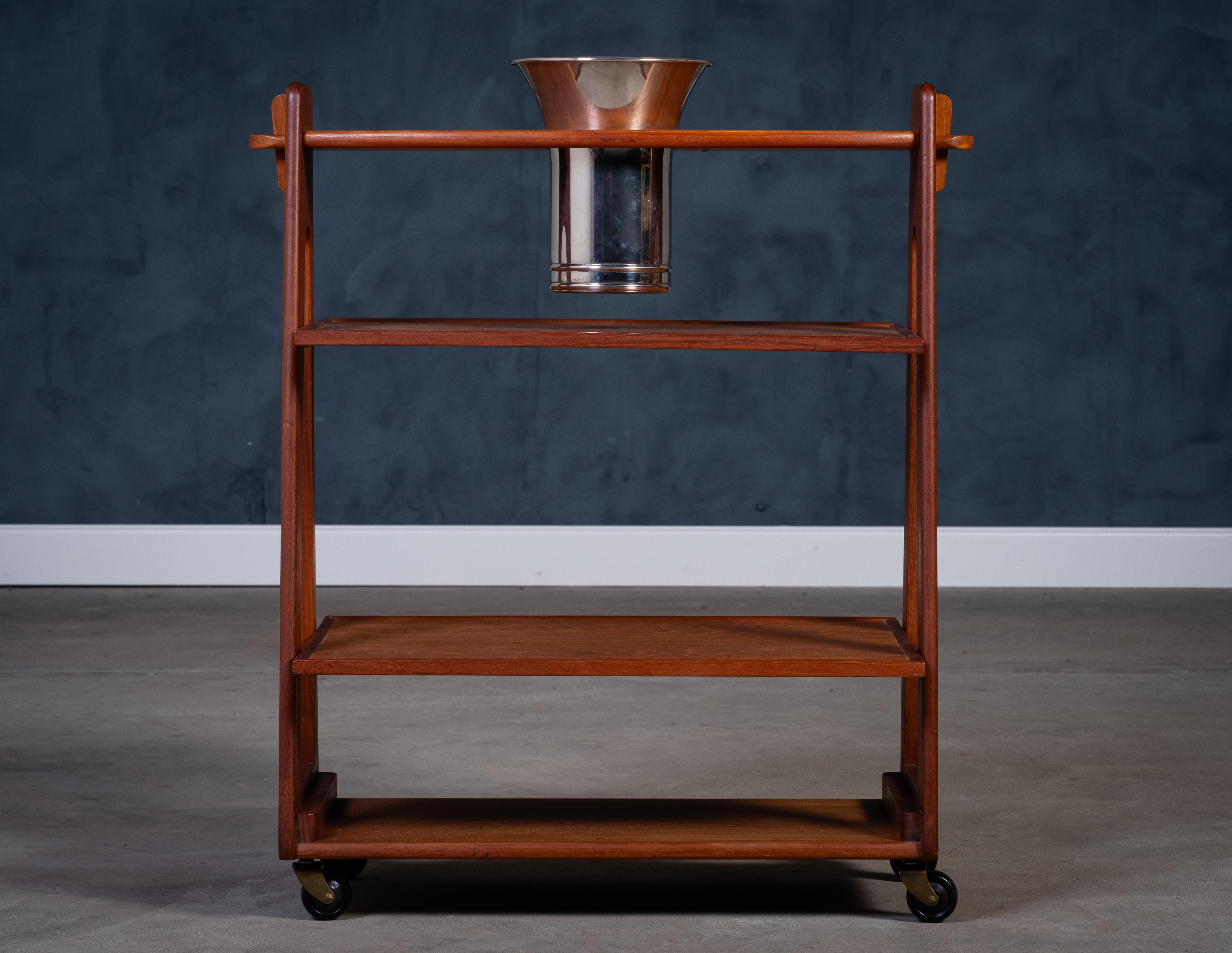 Danish Teak Bar / Serving Trolley with Champagne Bucket, 1960s In Good Condition For Sale In Nørre Aaby, DK