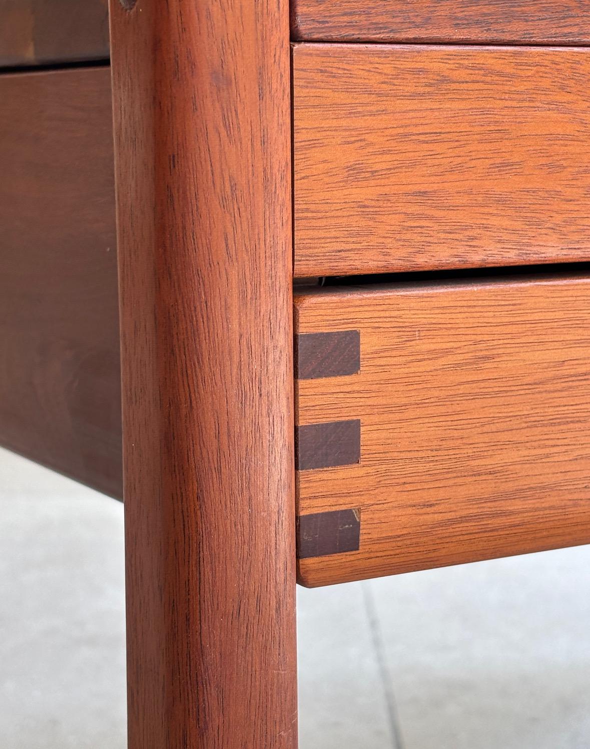 Questo carrello bar, progettato da Peter Brink negli anni '60 per BR Møbler Gelsted, in Danimarca, è un ottimo esempio di artigianato moderno scandinavo, che unisce un'elegante utilità a materiali caldi e organici. Costruito principalmente in teak,