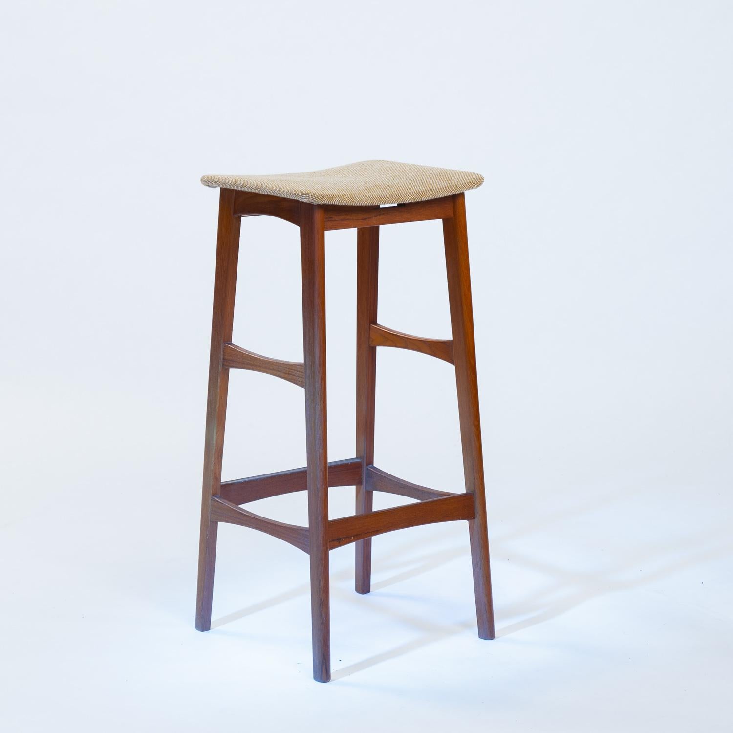 Dänische Barhocker aus Teakholz von Erik Buch für Dyrlund, Dänemark 1960er Jahre, 3er-Set (Moderne der Mitte des Jahrhunderts) im Angebot
