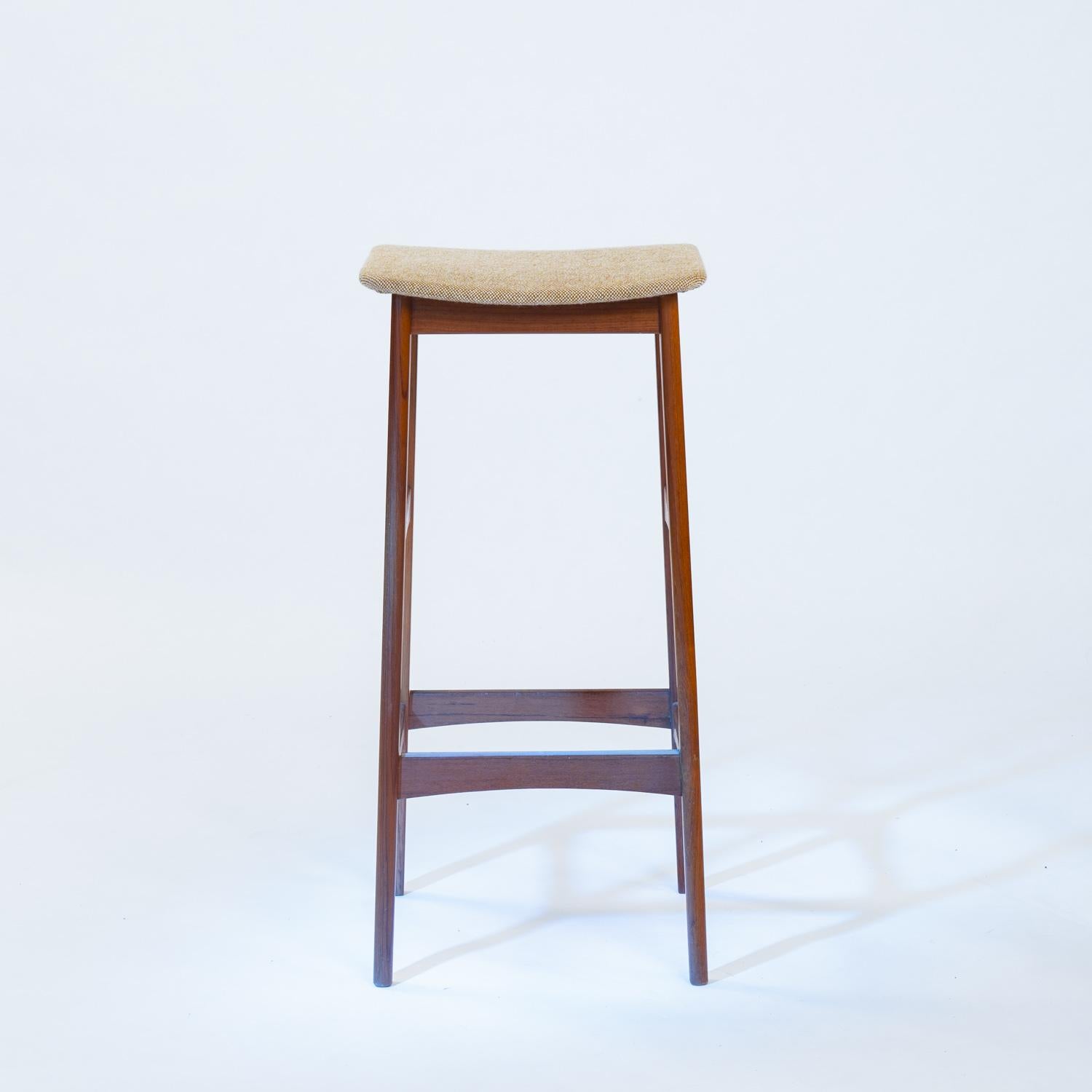 Dänische Barhocker aus Teakholz von Erik Buch für Dyrlund, Dänemark 1960er Jahre, 3er-Set im Zustand „Hervorragend“ im Angebot in Zevenaar, NL